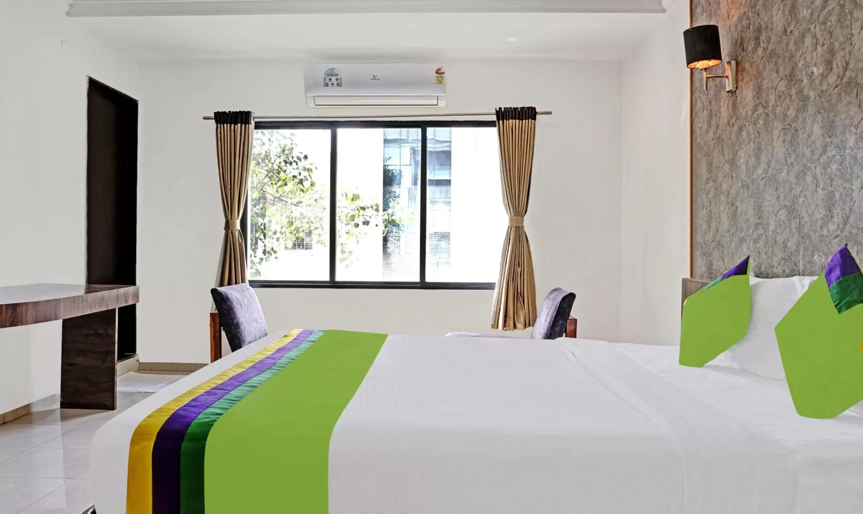 Bedroom, Bed in Treebo Varsha Palace Bedroom, Bed in Treebo Varsha Palace