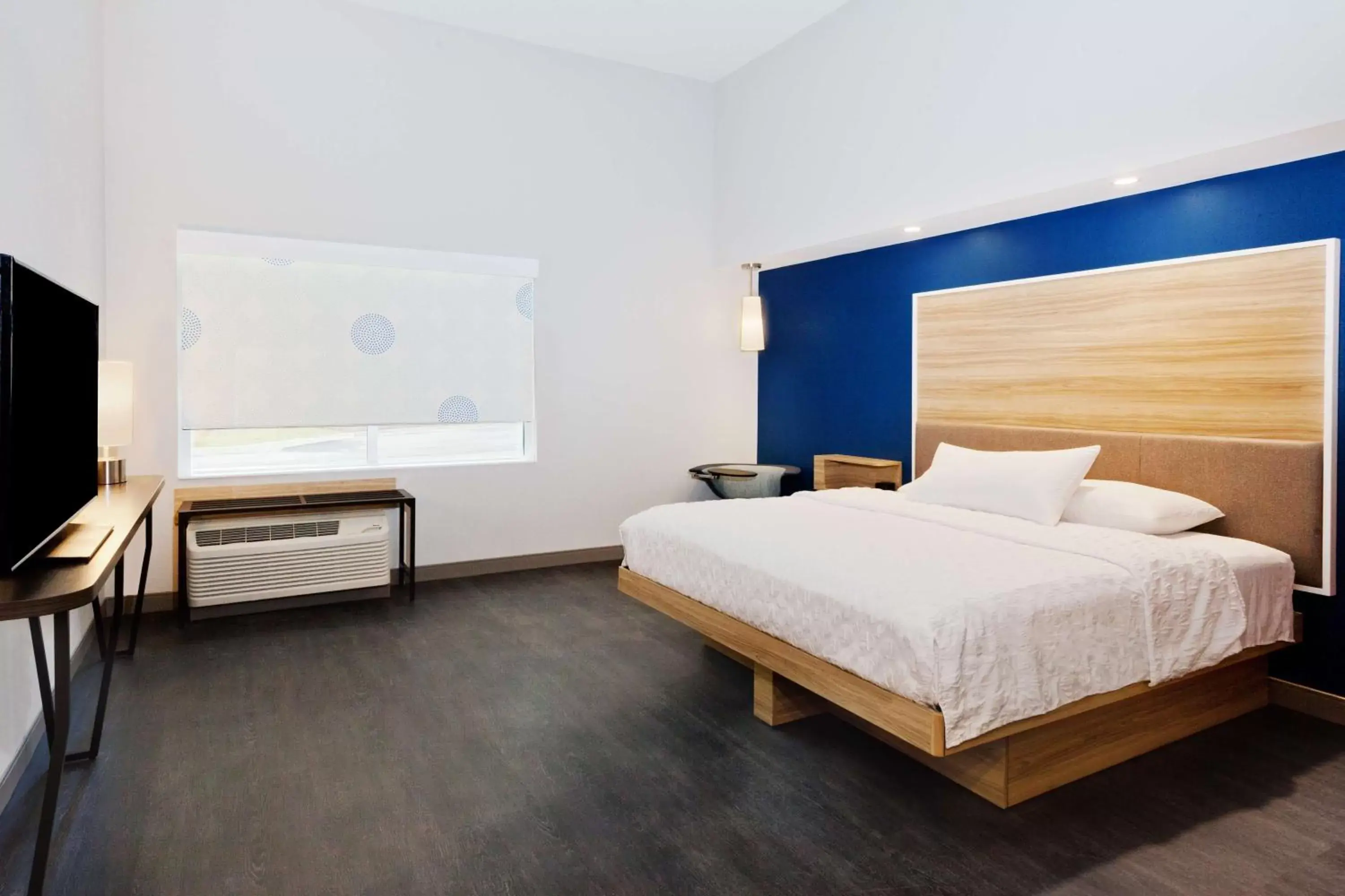 Bedroom, Bed in Tru by Hilton Auburn