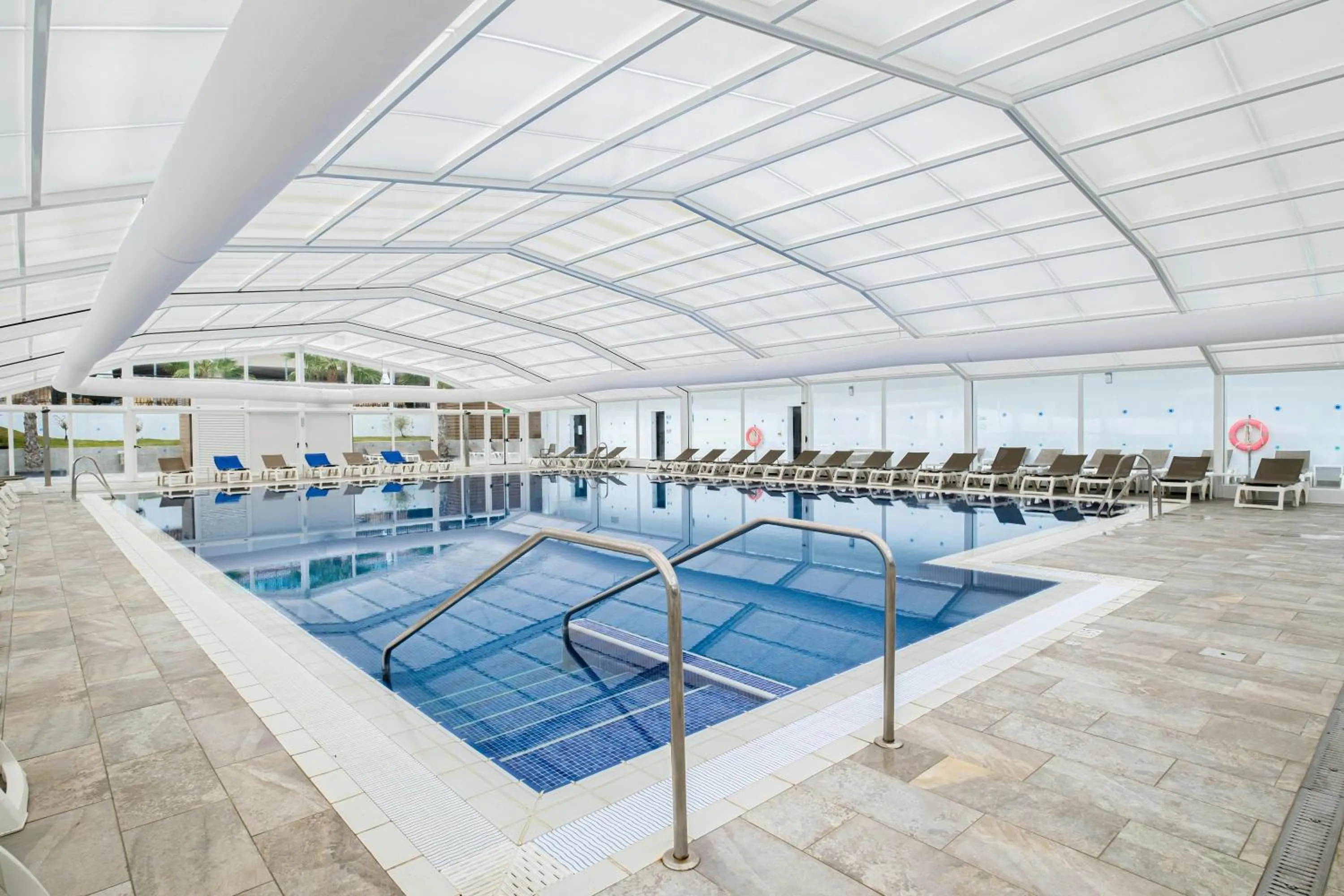 Swimming pool in Hotel Best Costa Ballena