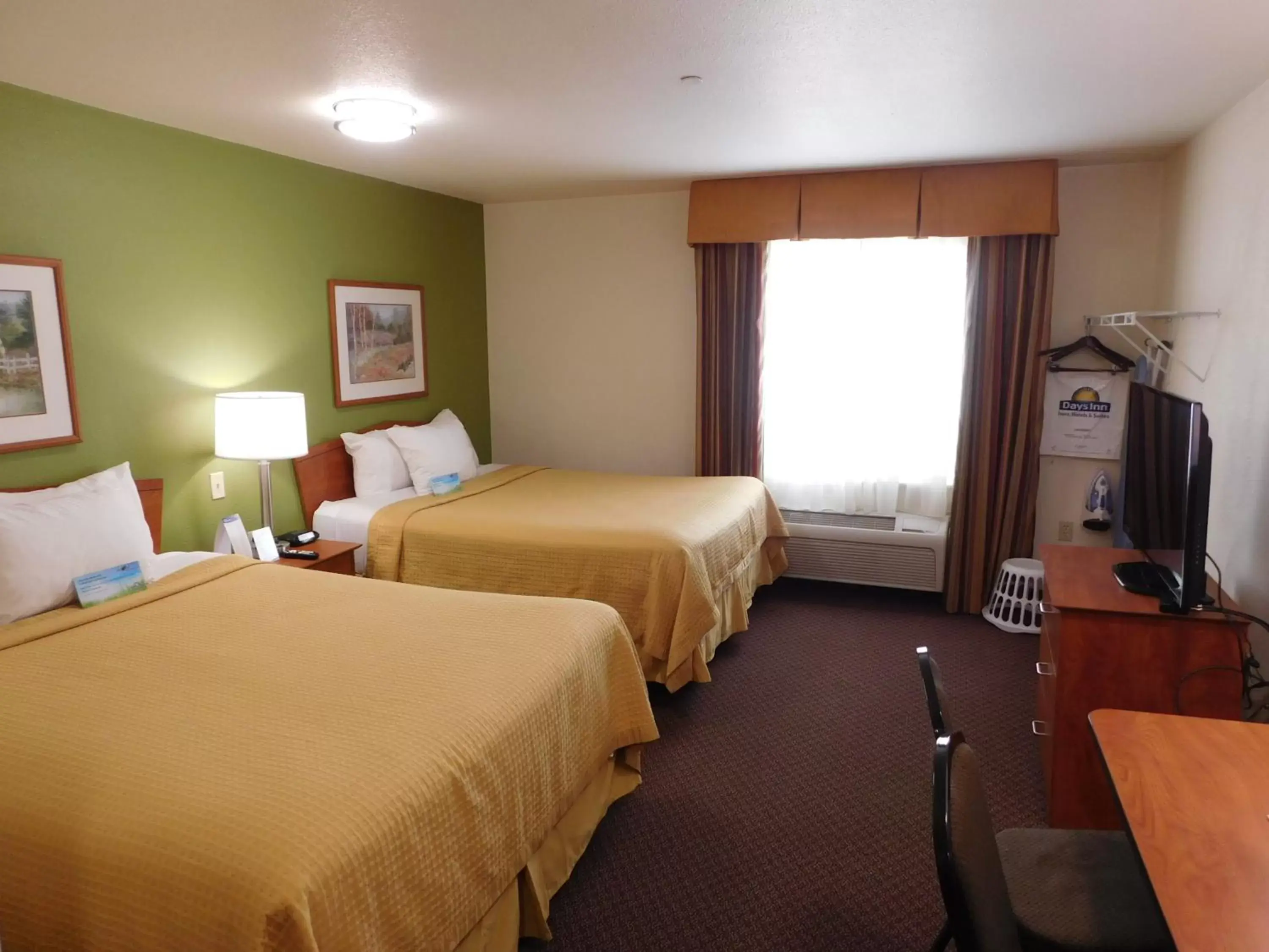 Bedroom in Days Inn & Suites by Wyndham Rochester South