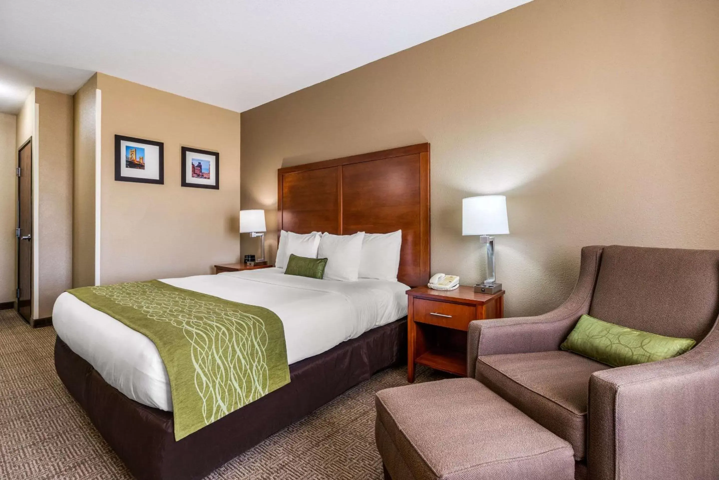 Photo of the whole room, Bed in Comfort Inn & Suites Sacramento – University Area