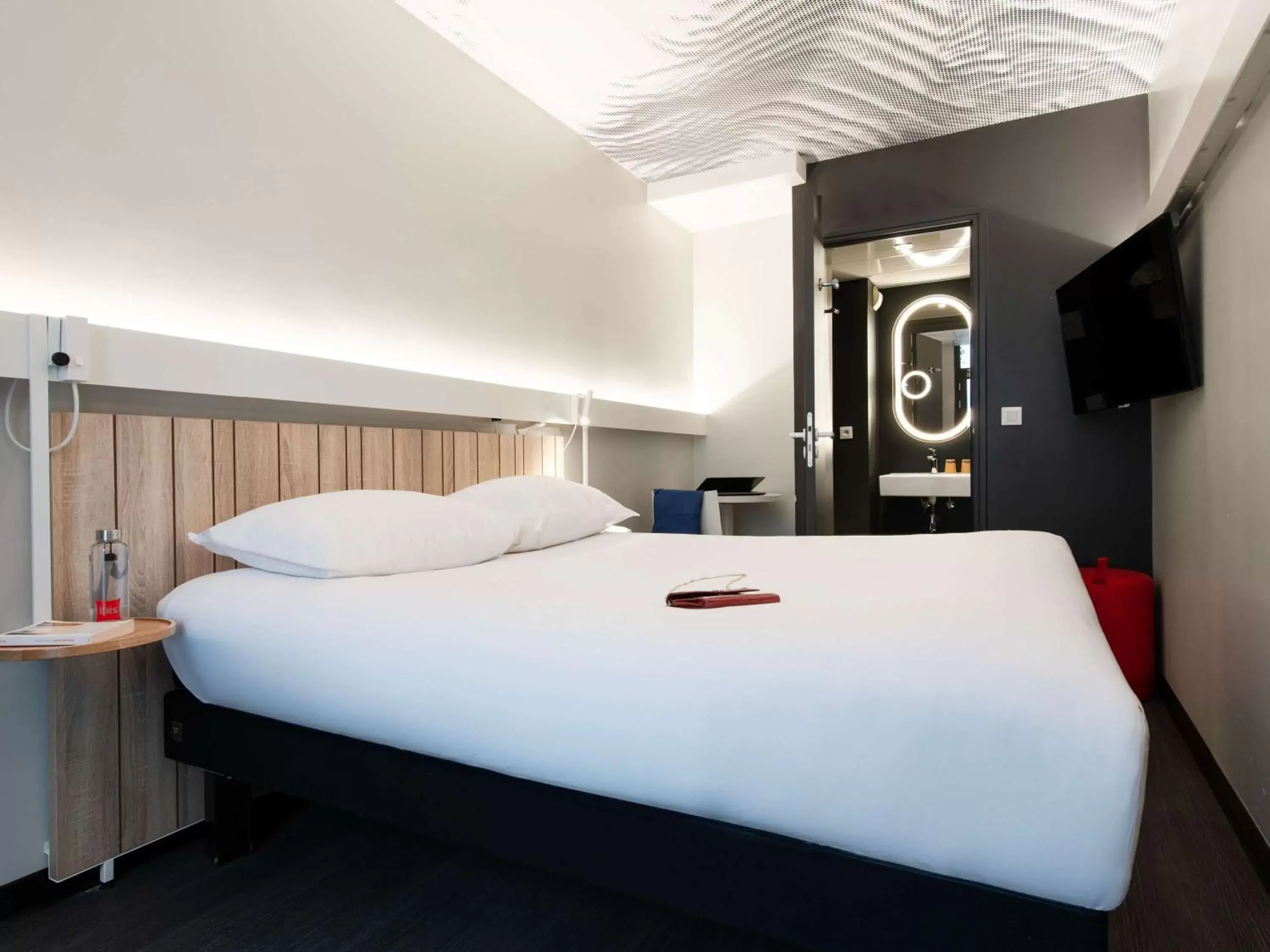 Bedroom, Bed in ibis Paris Opera La Fayette