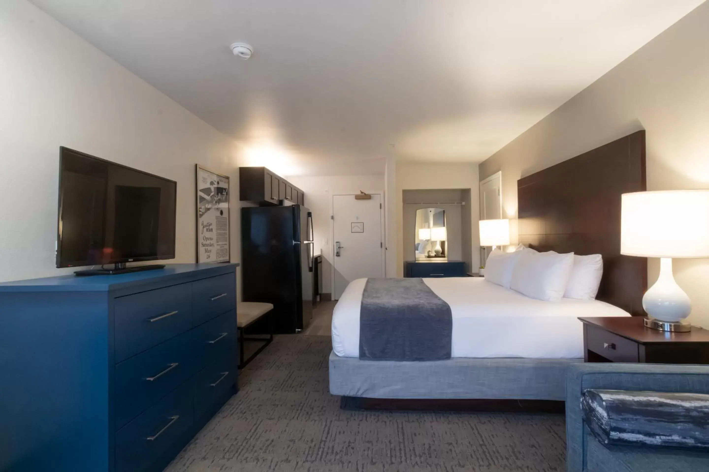 Bedroom, TV/Entertainment Center in Oxford Suites Portland - Jantzen Beach