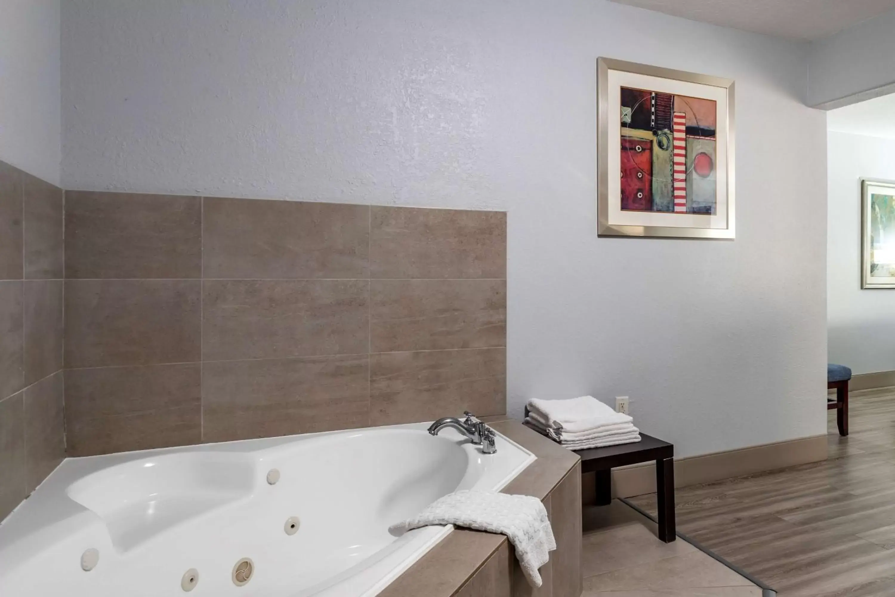 Hot Tub, Bathroom in Best Western Plus Orange County