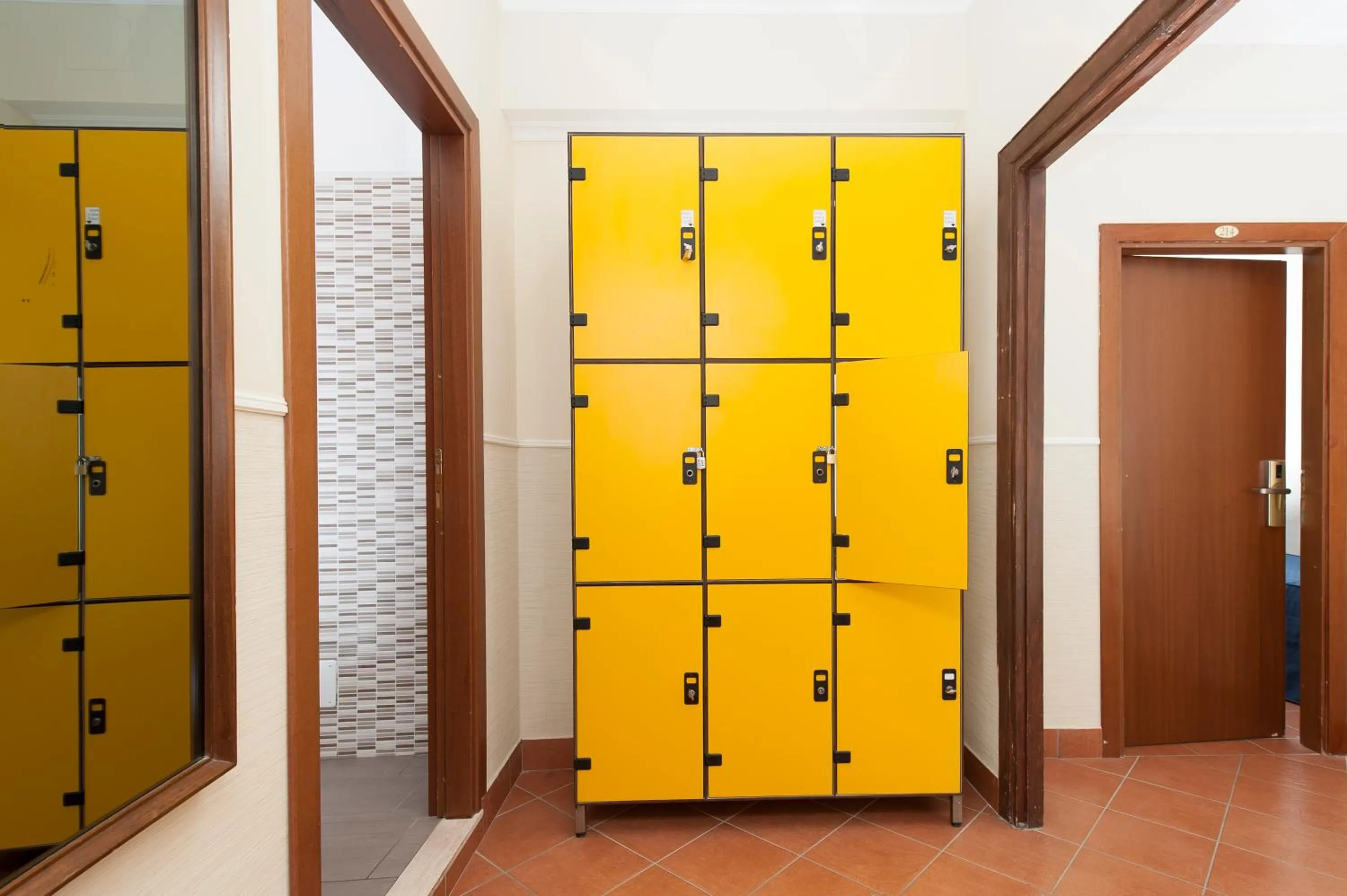 microwave in Budget Rooms Des Arts