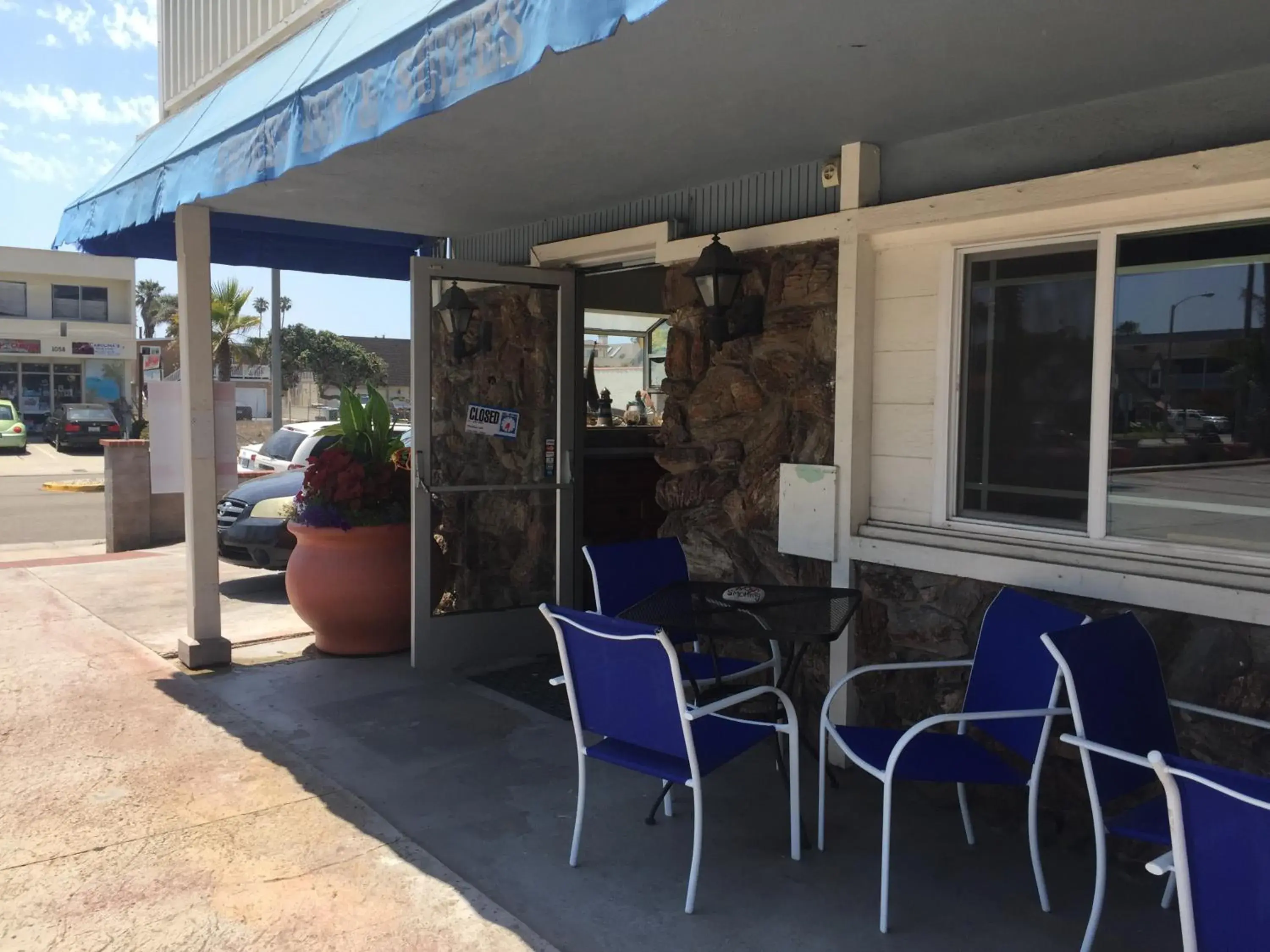 Facade/entrance in The Shores Inn