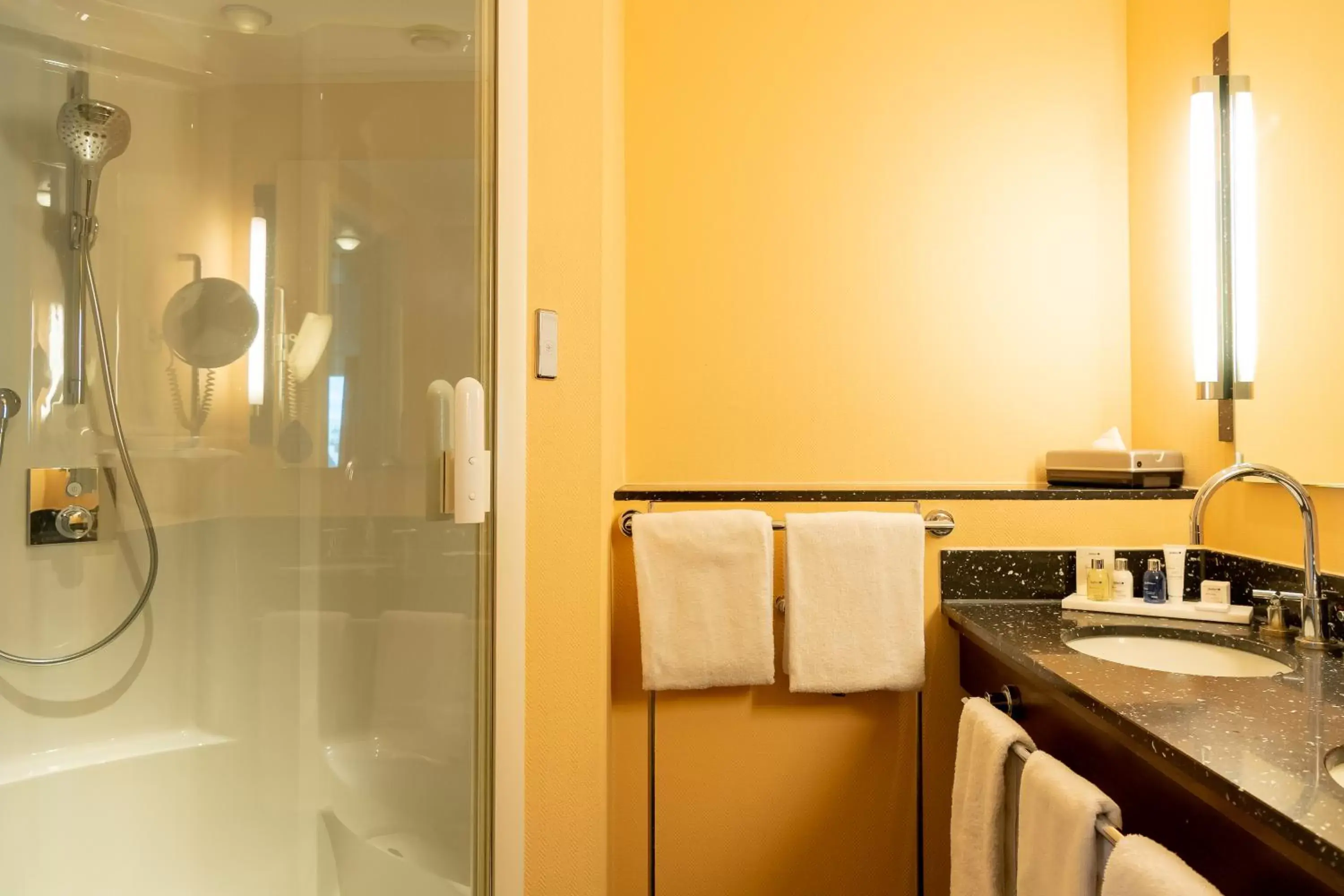 Bathroom in Van der Valk Palace Hotel Noordwijk