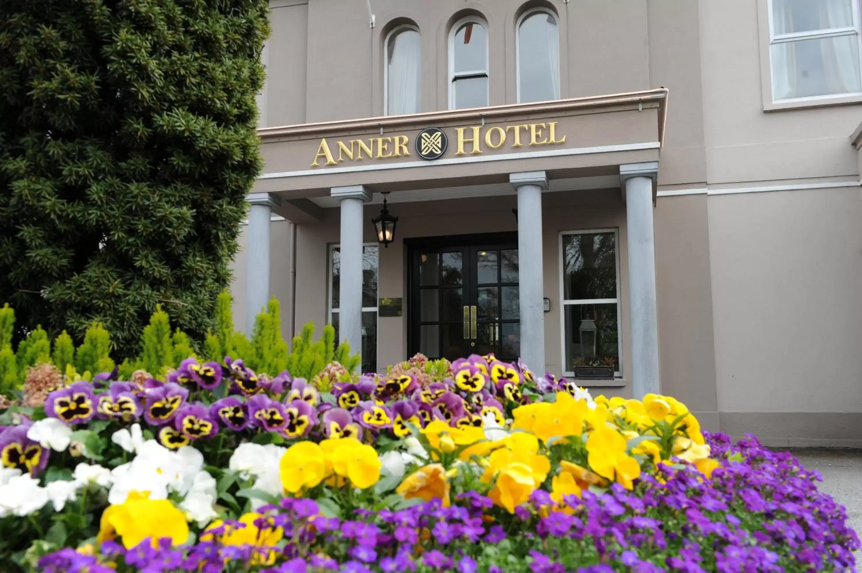 Patio in Anner Hotel