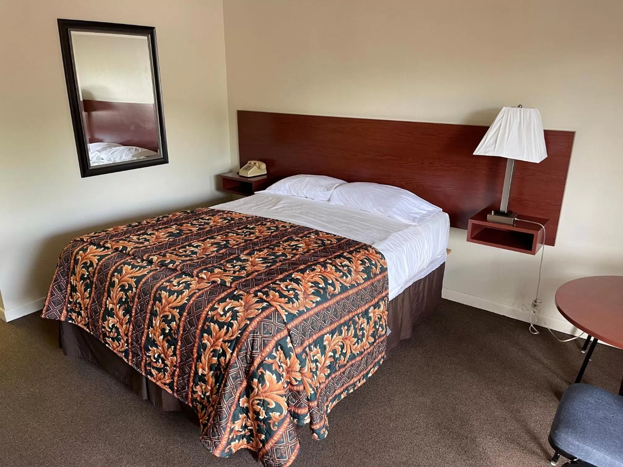 Bed in VIBE INN - WHIRLPOOLS SUITES - Lyons