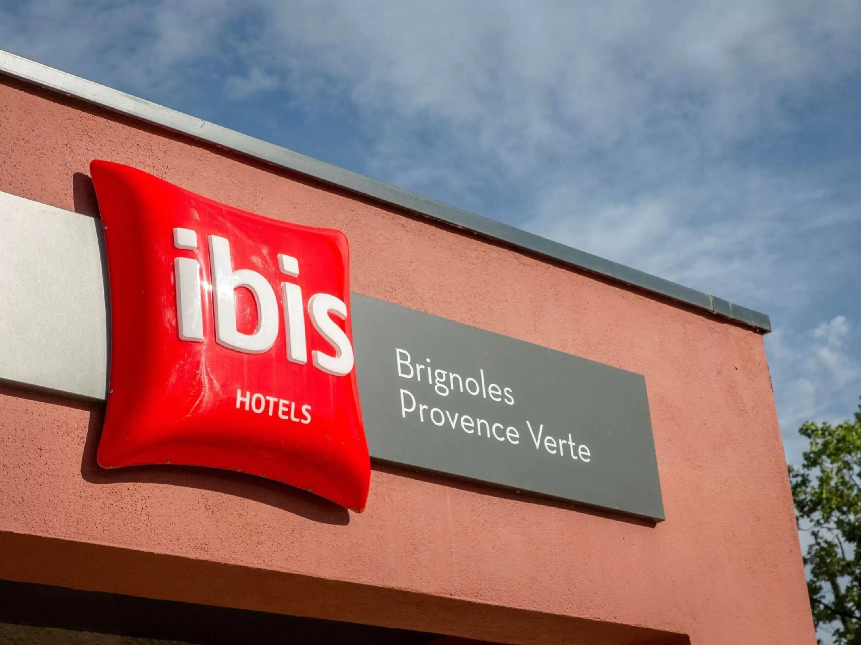 Property building, Property Logo/Sign in ibis Brignoles Provence Verte