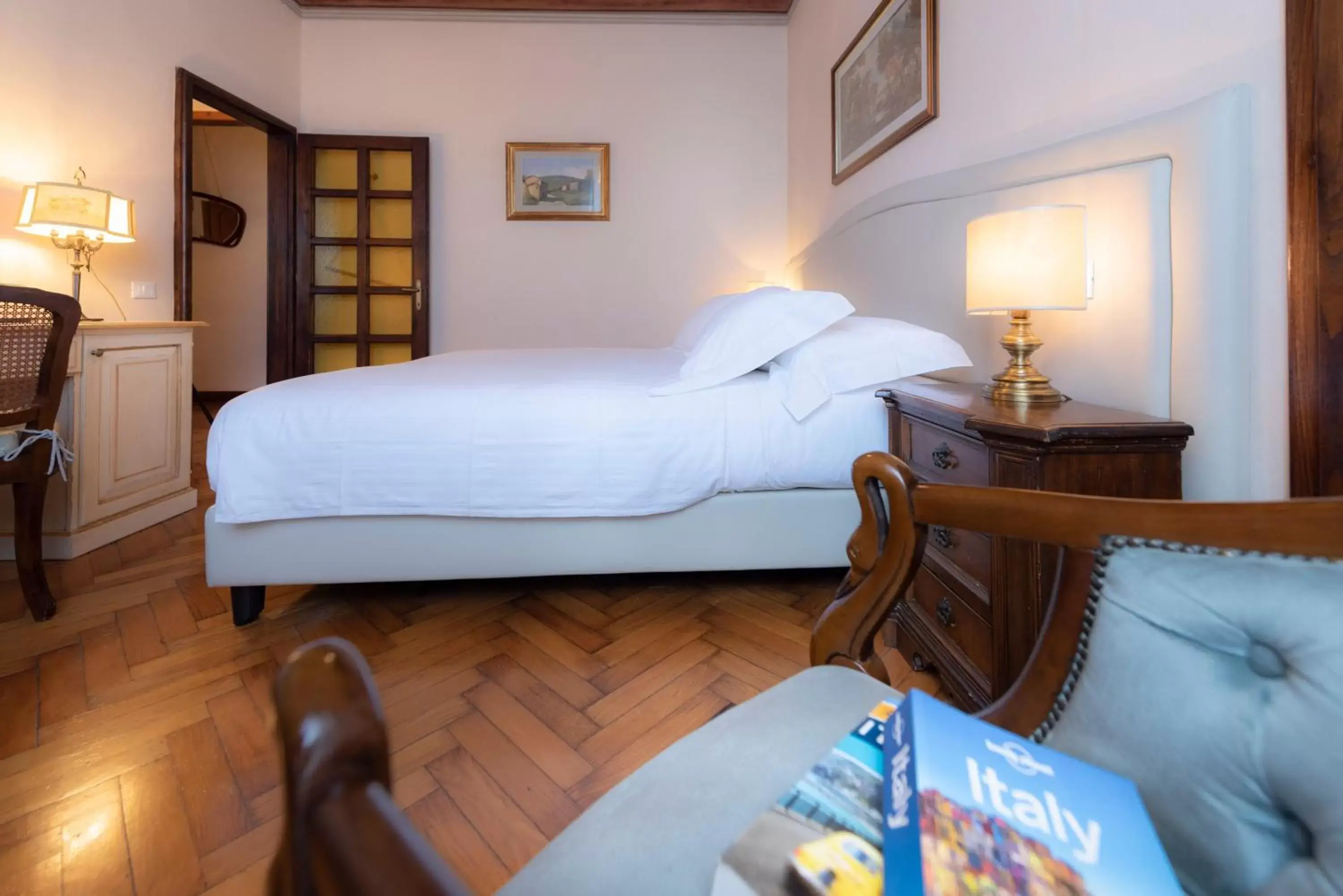 Bed in Villa Scacciapensieri Boutique Hotel