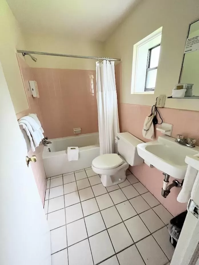 Bathroom in Meadowlark Motel with Restaurant & Bar