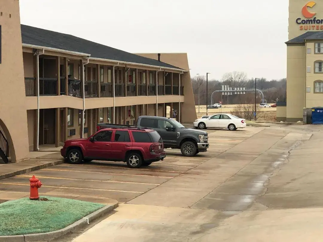 Property building in Americas Best Value Inn Yukon Property building in Americas Best Value Inn Yukon