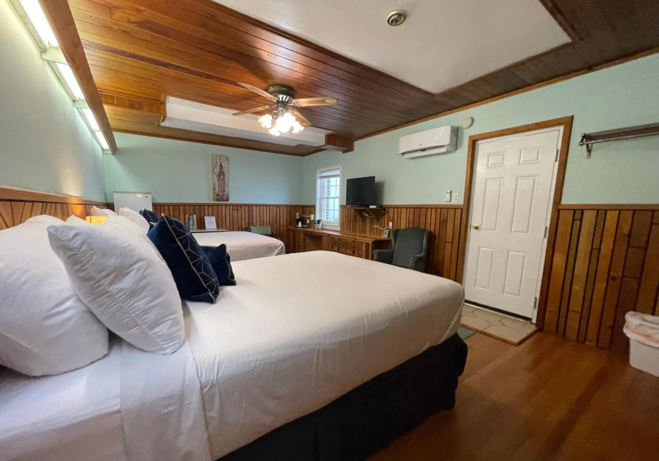 Bed in Skyline Village Inn