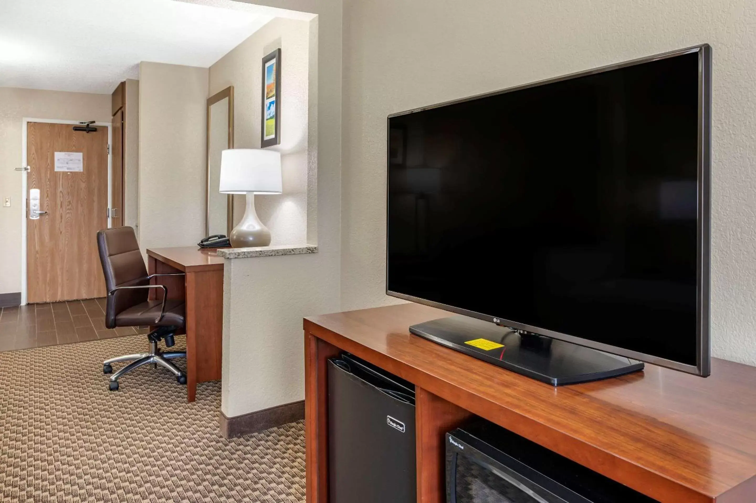 Photo of the whole room, TV/Entertainment Center in Comfort Inn Near Kokomo Speedway