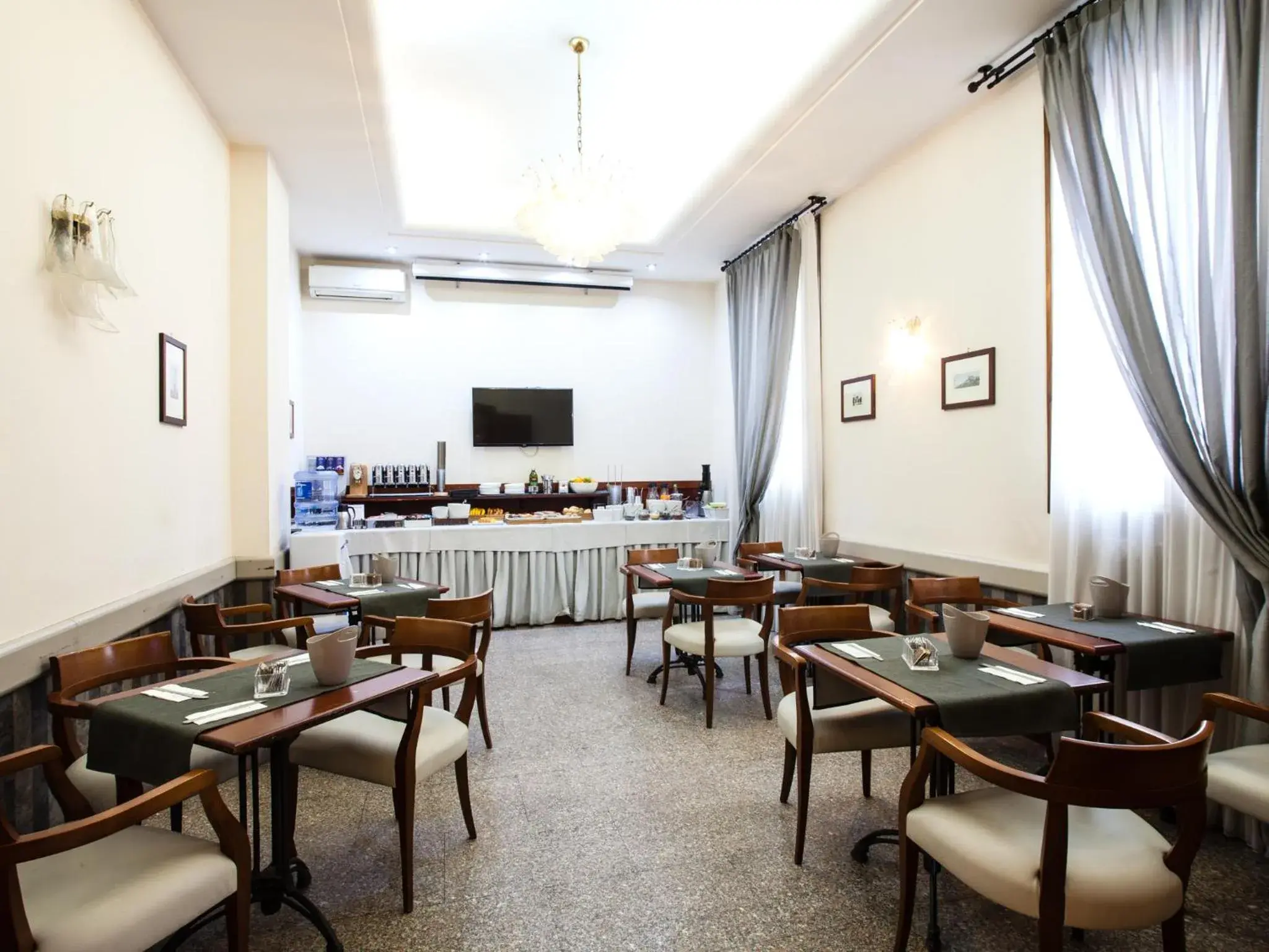 Restaurant/Places to Eat in Hotel Astoria