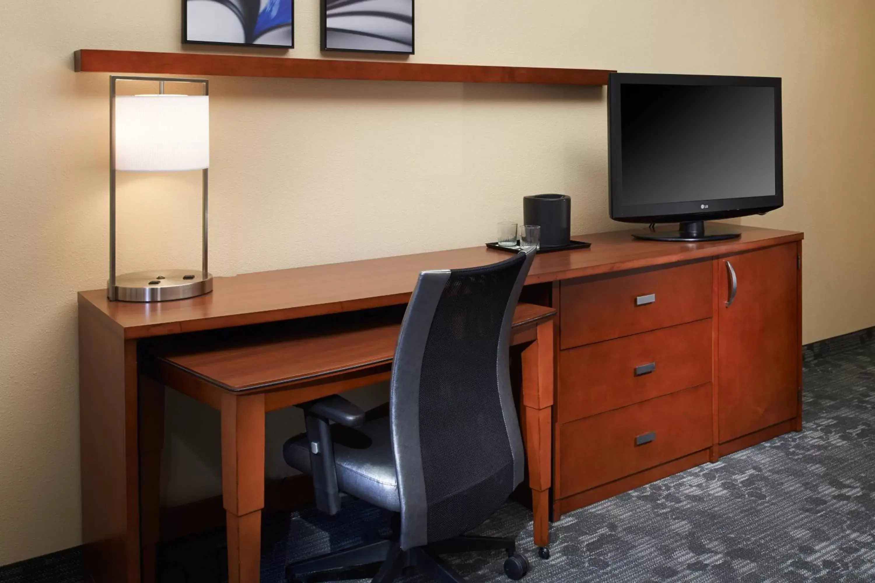 Photo of the whole room, TV/Entertainment Center in Courtyard by Marriott Detroit Livonia