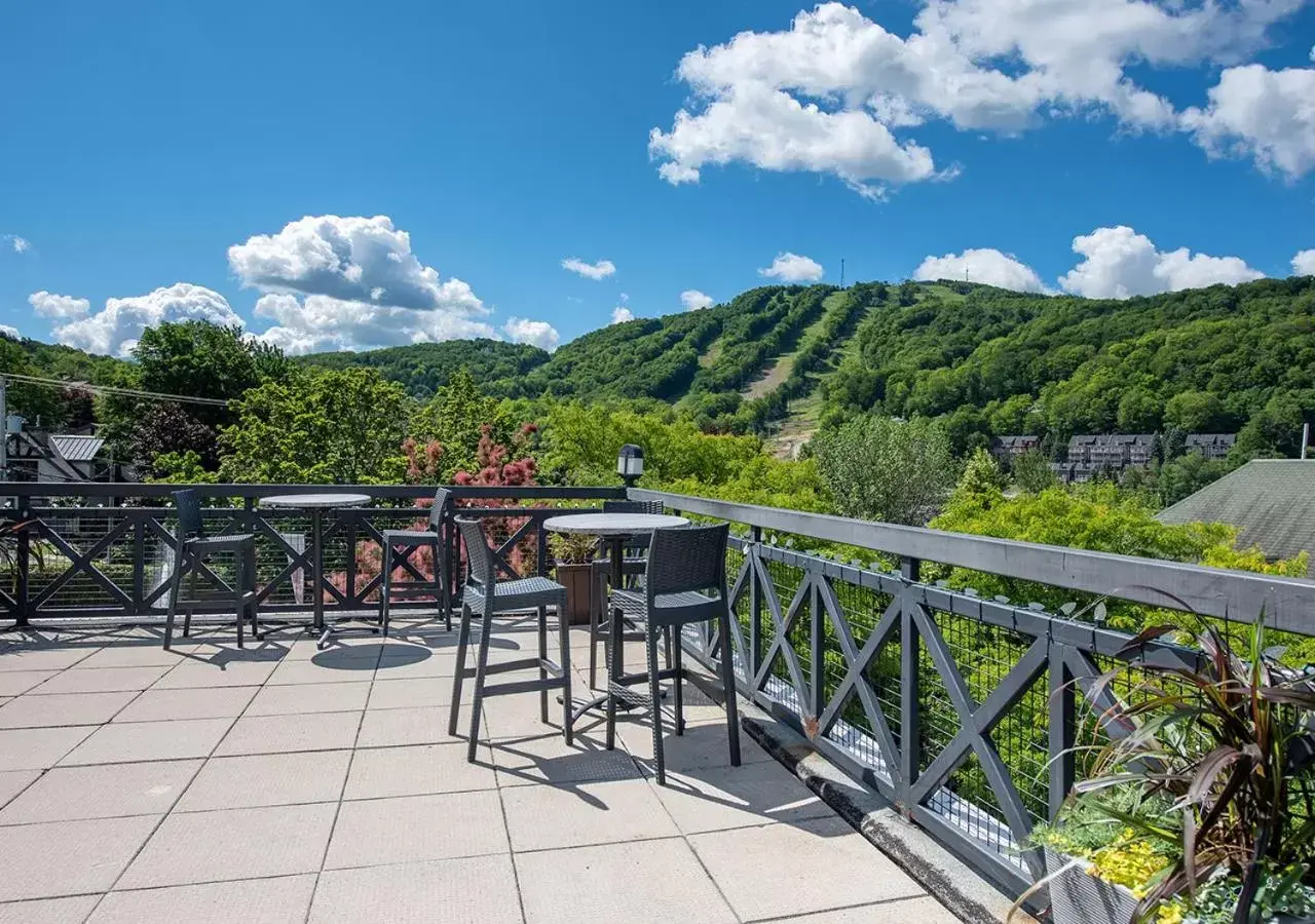 Patio in Hotel Chateau Bromont