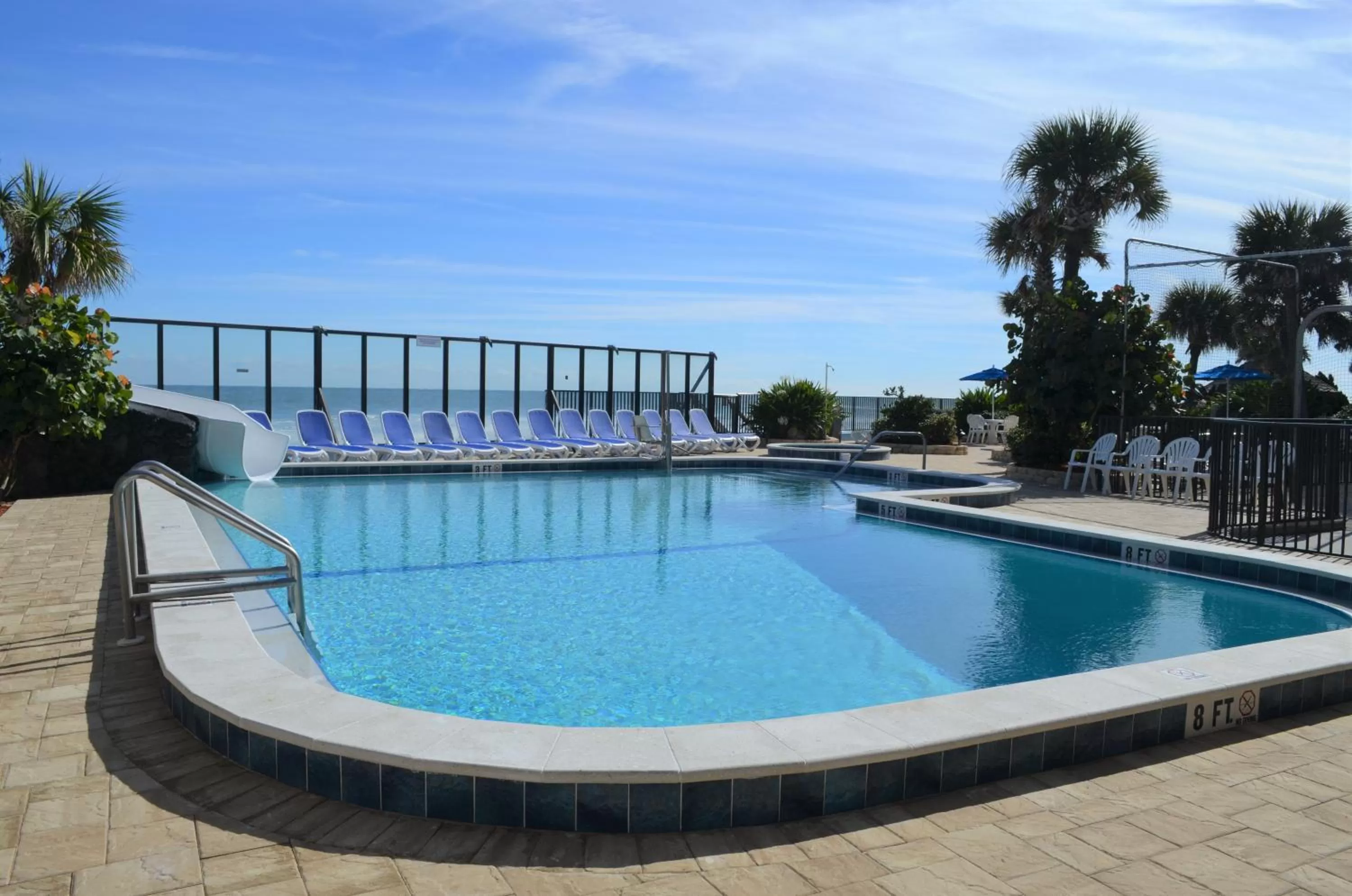 Swimming pool in Sun Viking Lodge - Daytona Beach