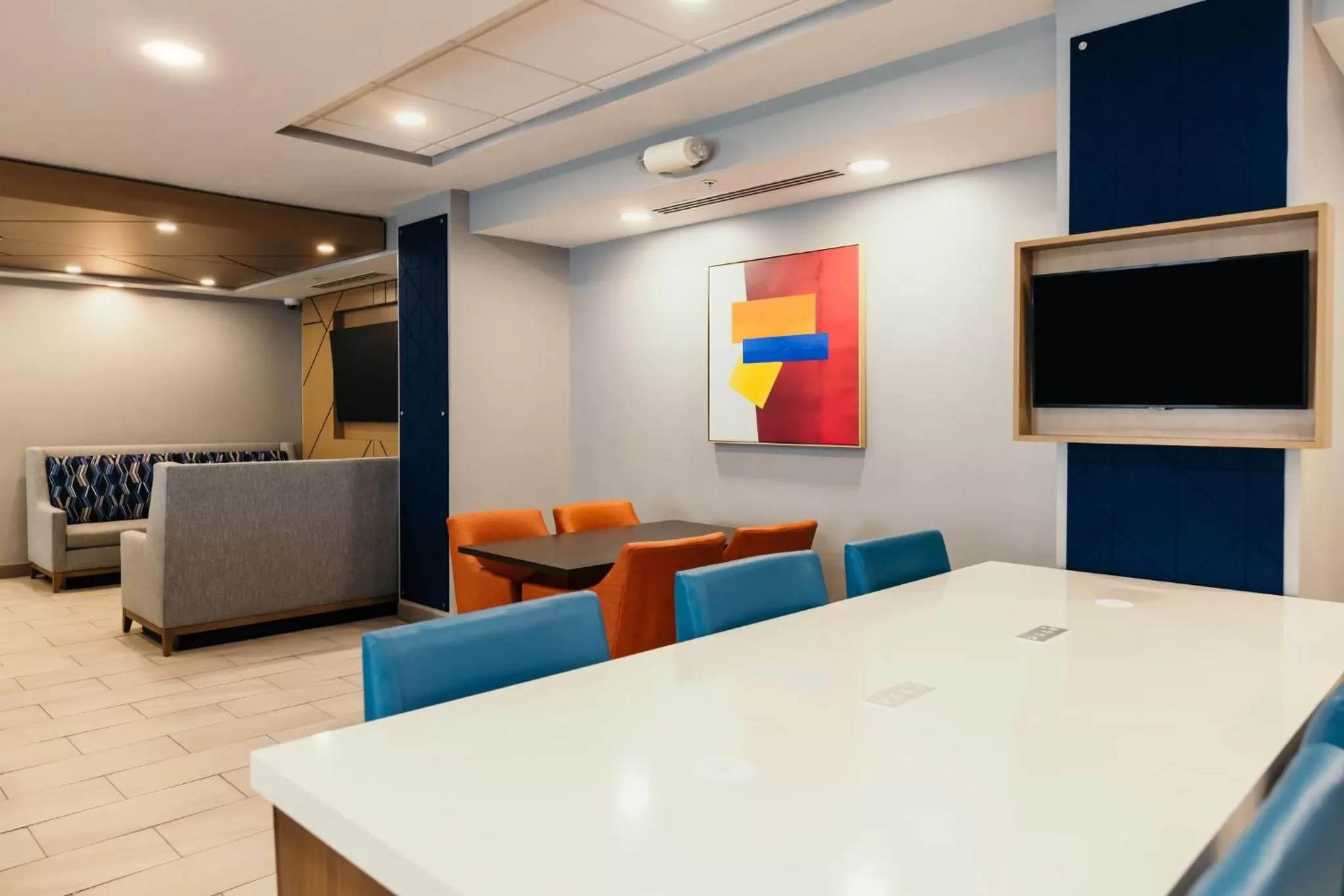 Lobby or reception in Holiday Inn Express and Suites Urbandale Des Moines by IHG