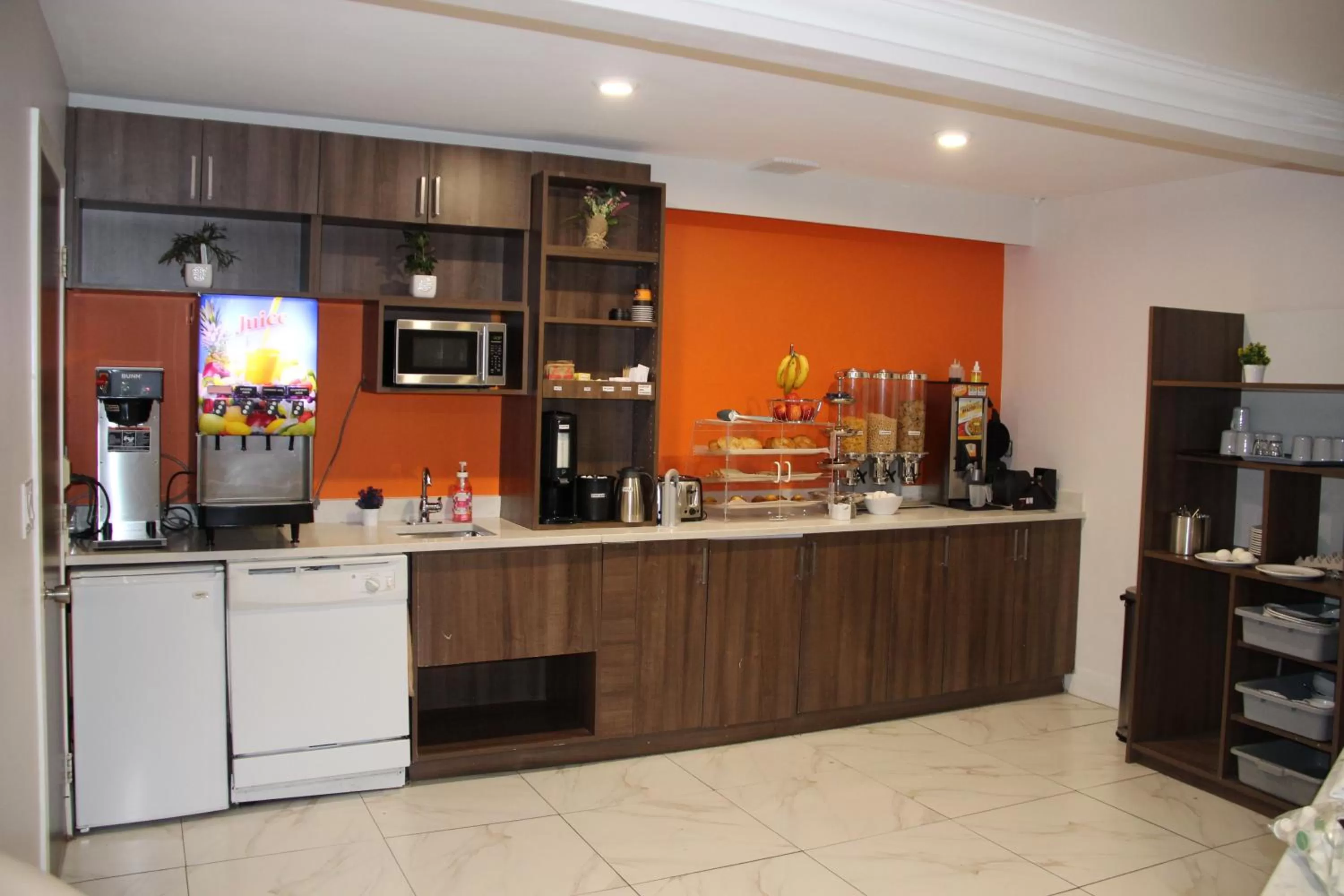 Coffee/tea facilities in Howard Johnson by Wyndham Downtown Kamloops