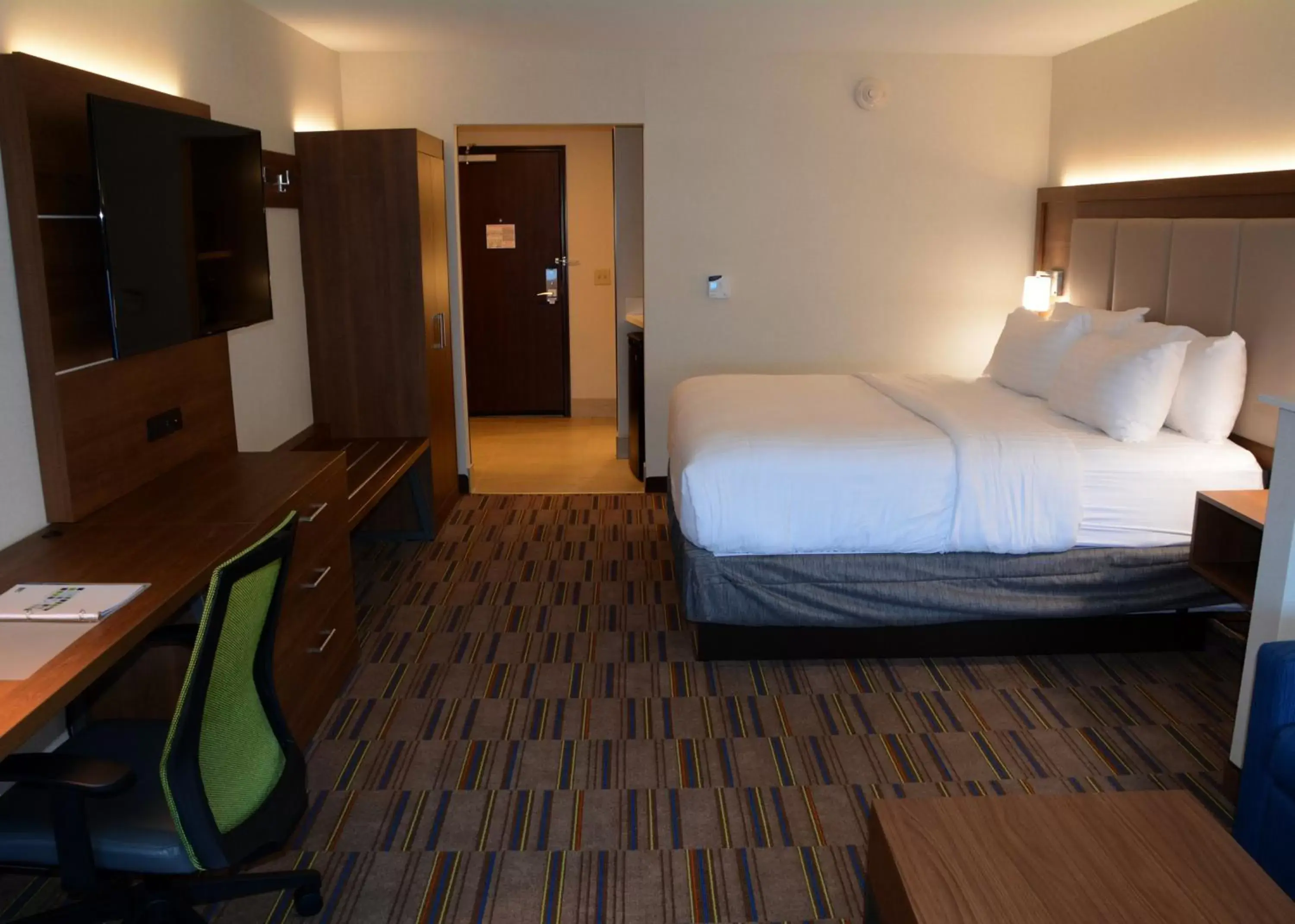 Photo of the whole room, Bed in Holiday Inn Express & Suites - Pittsburgh - Monroeville, an IHG Hotel