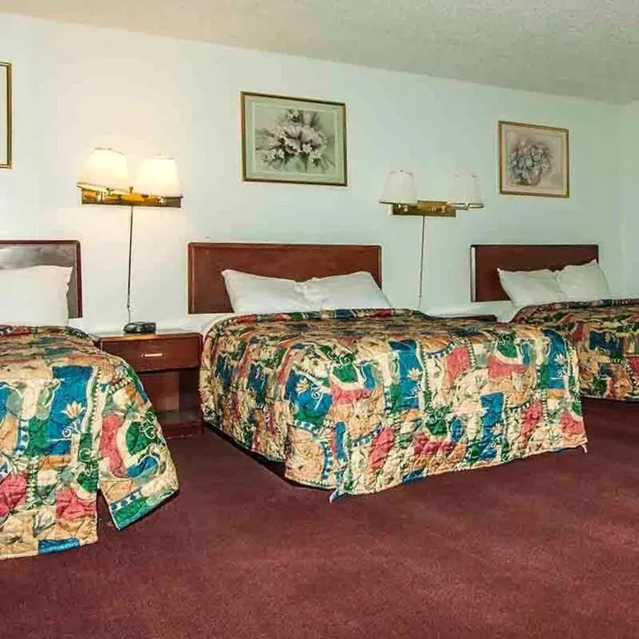 Photo of the whole room, Bed in Oak Grove Inn