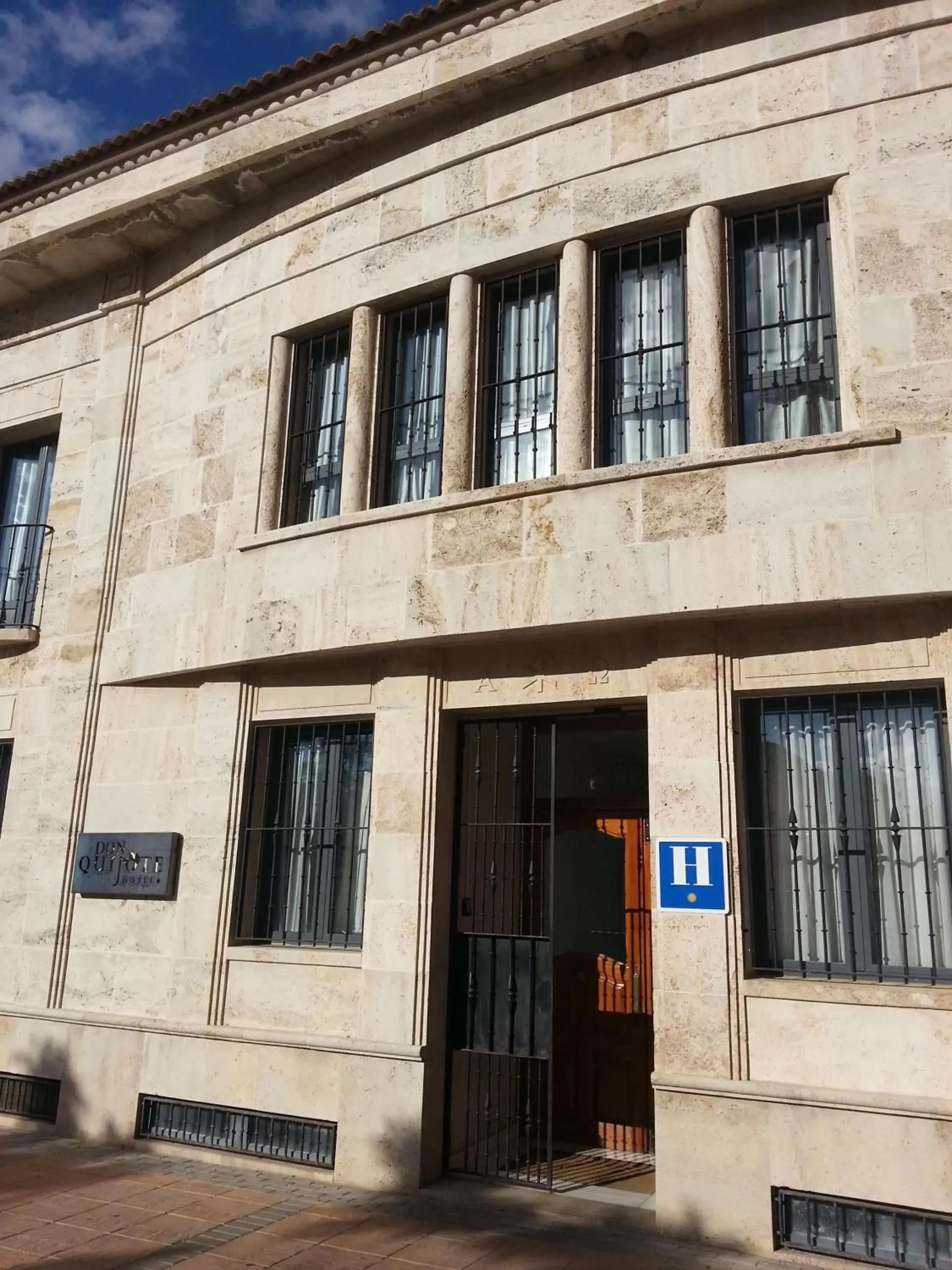 Facade/entrance, Property Building in Hospedería Hotel Don Quijote