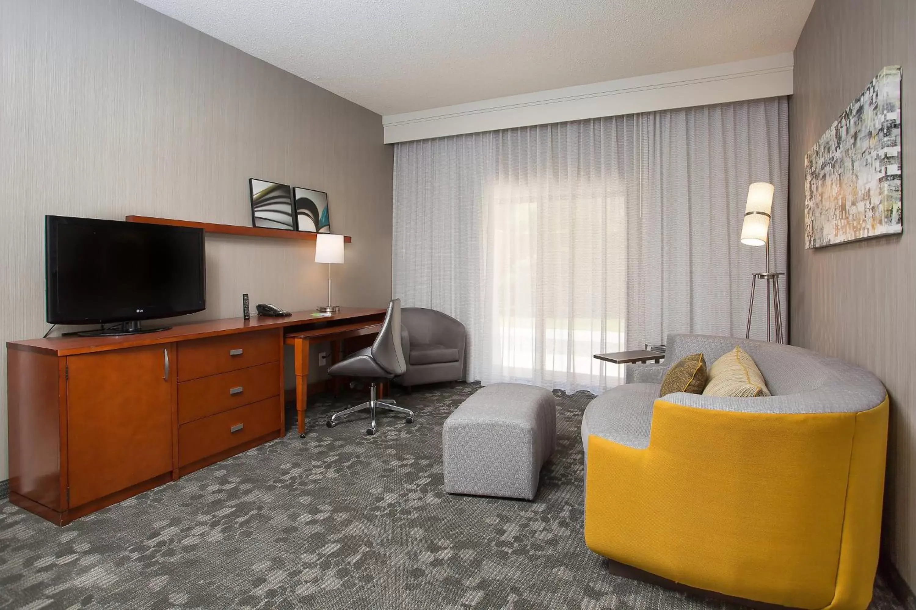 Living room, TV/Entertainment Center in Courtyard by Marriott Boston Westborough