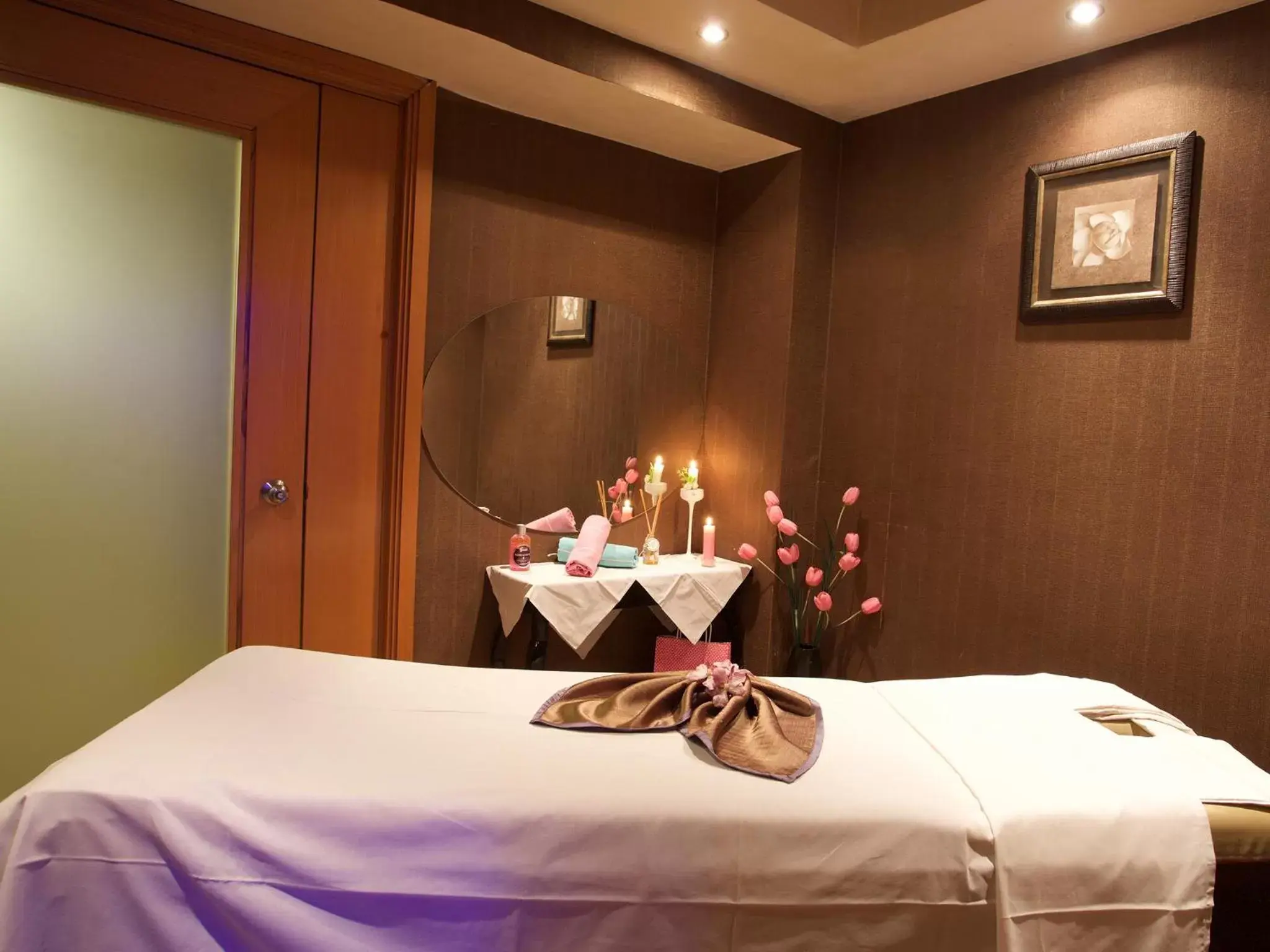 Spa and wellness centre/facilities, Bed in Hotel Zurich Istanbul