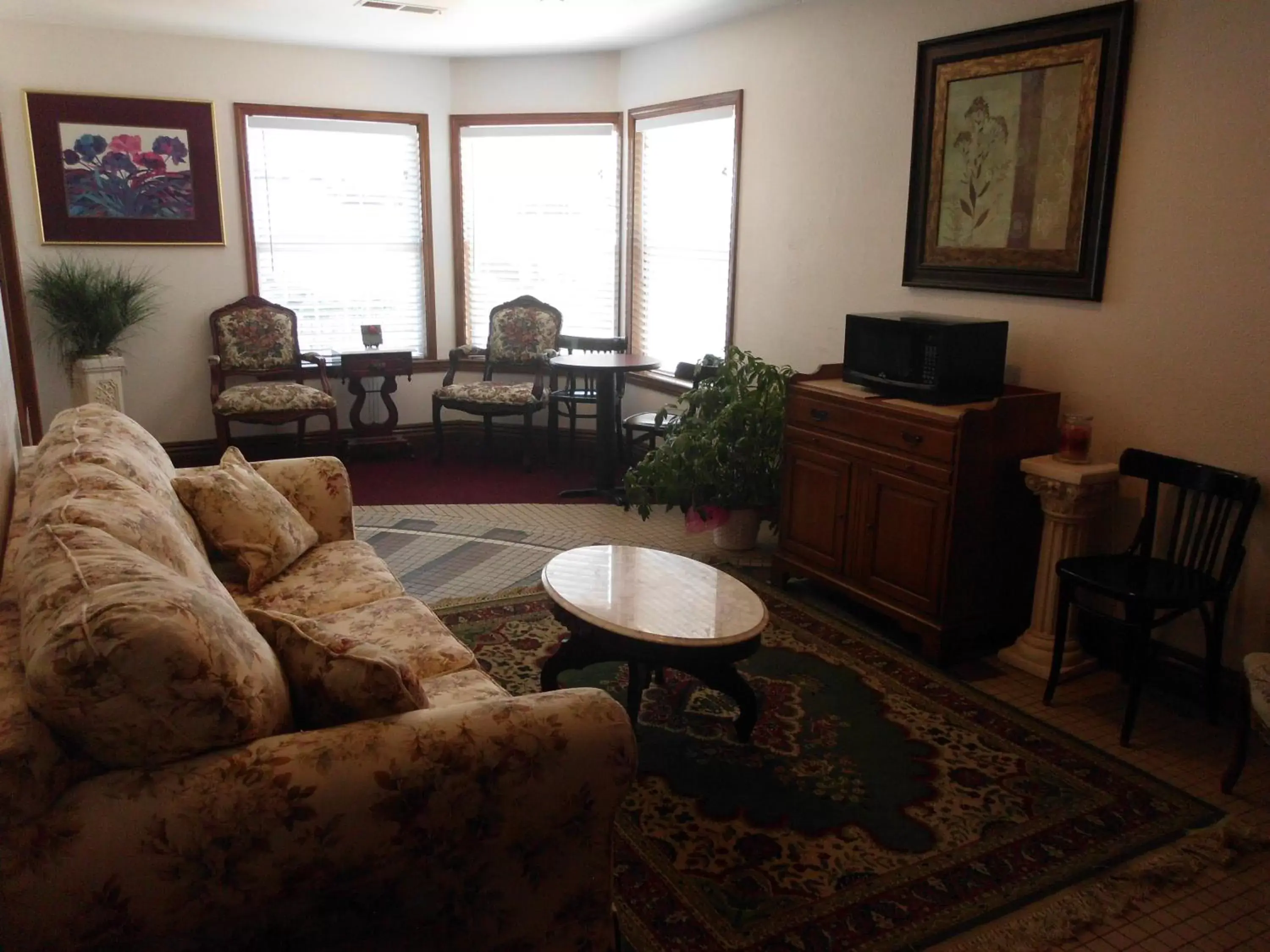 Communal lounge/ TV room, Seating Area in Dutton Inn