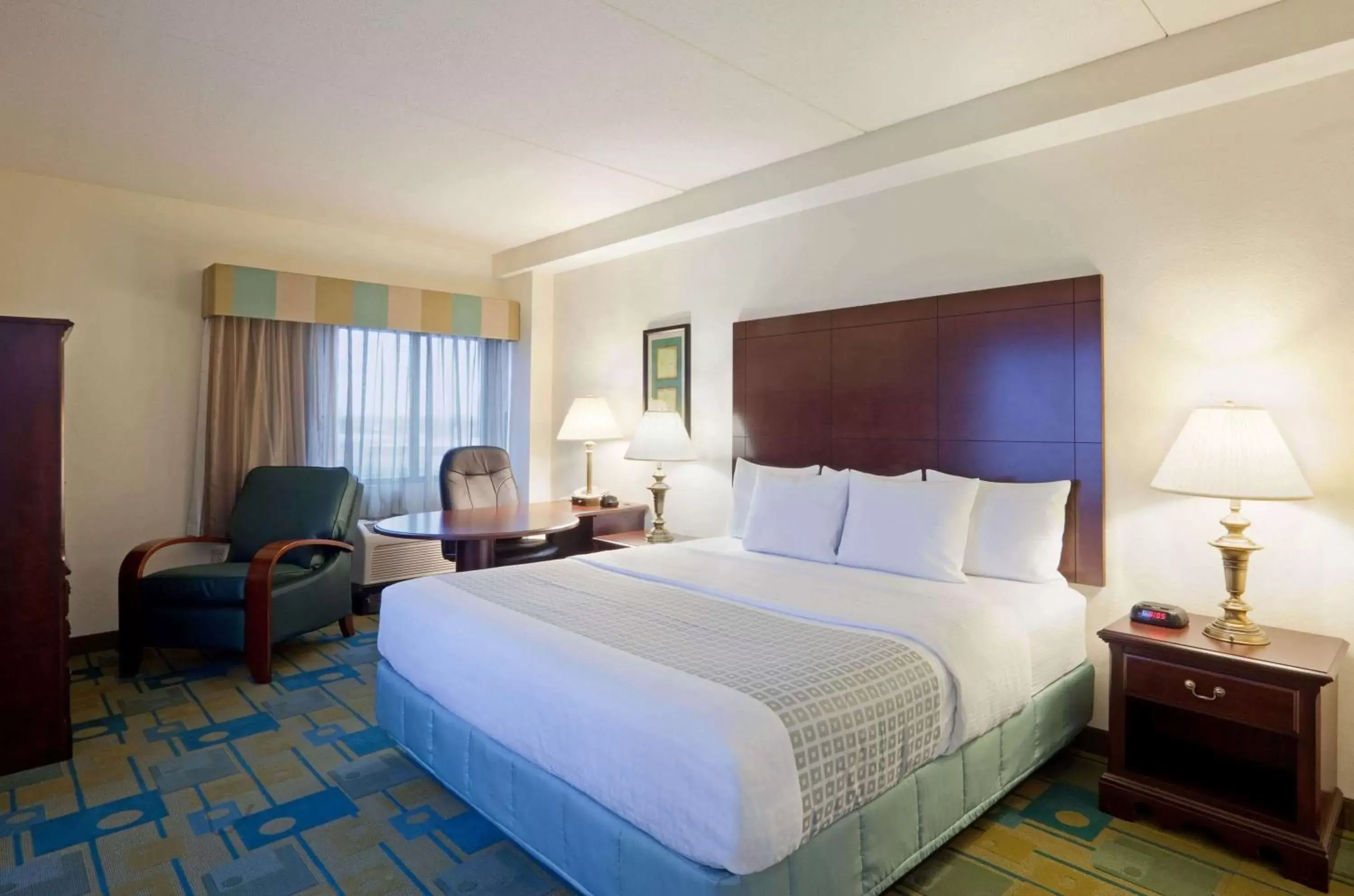 Photo of the whole room, Bed in La Quinta by Wyndham Boston Somerville Photo of the whole room, Bed in La Quinta by Wyndham Boston Somerville