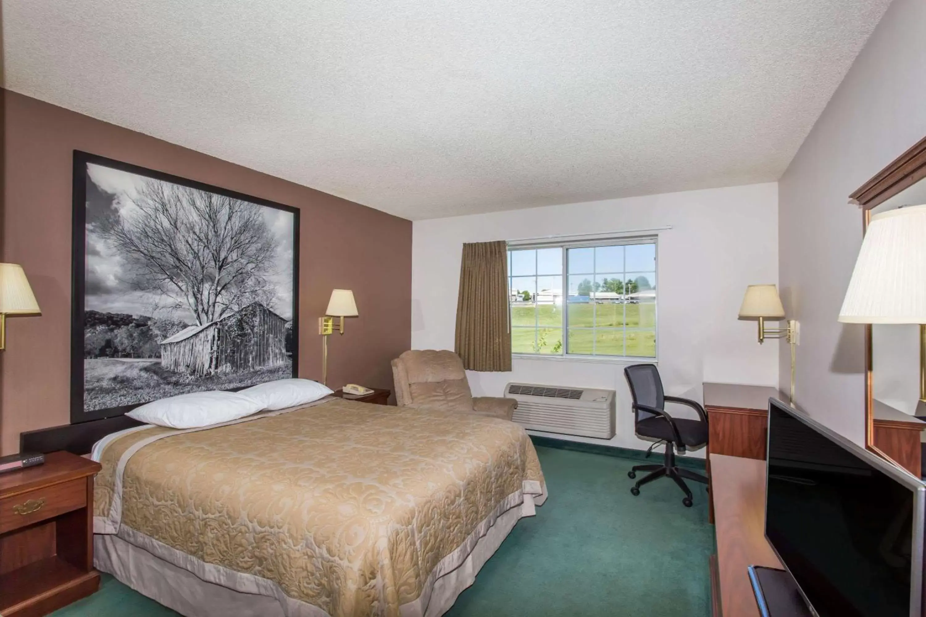 Photo of the whole room in Super 8 by Wyndham Richmond