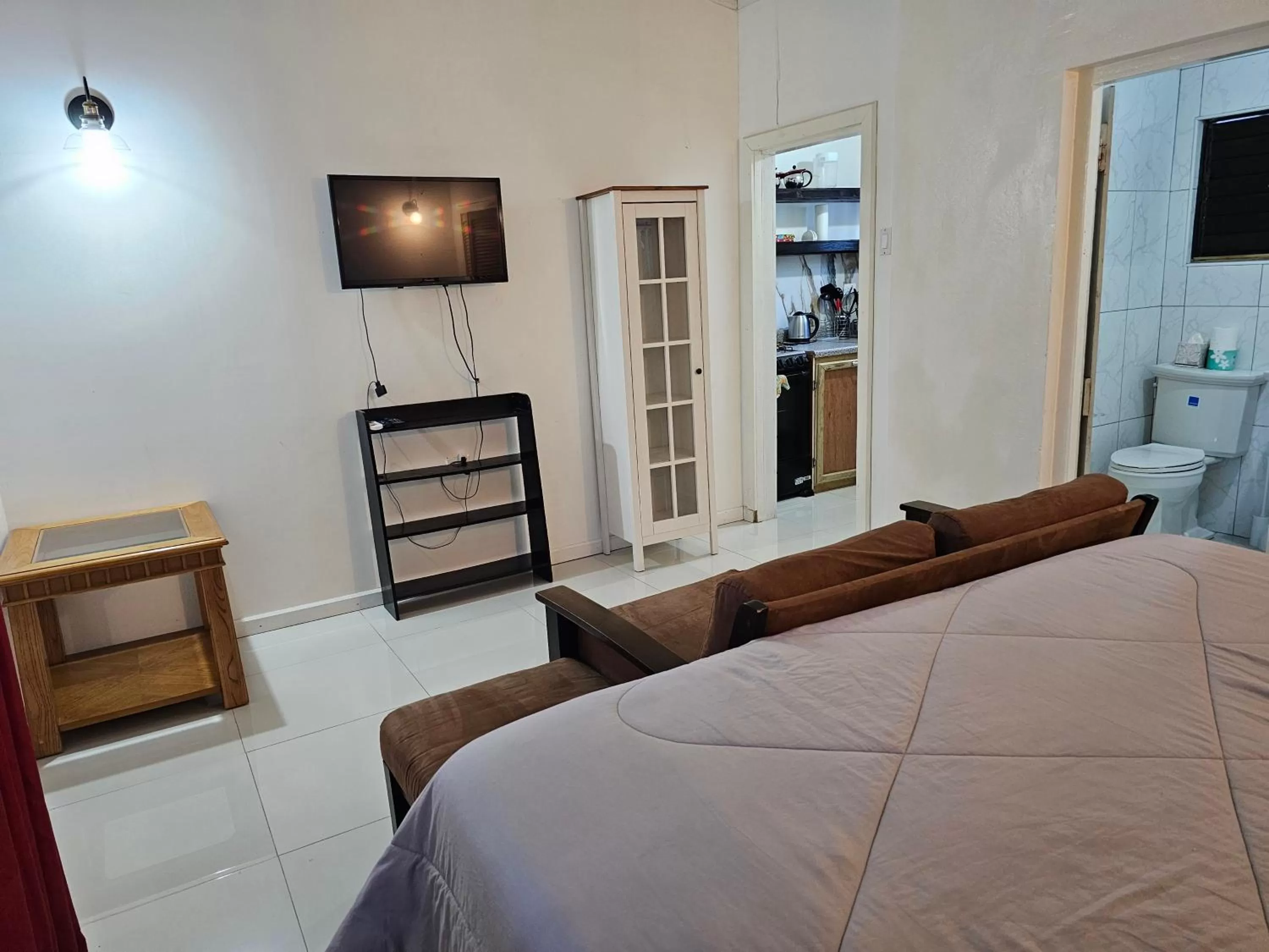 TV and multimedia, Bed in Roots Cafe Rooms