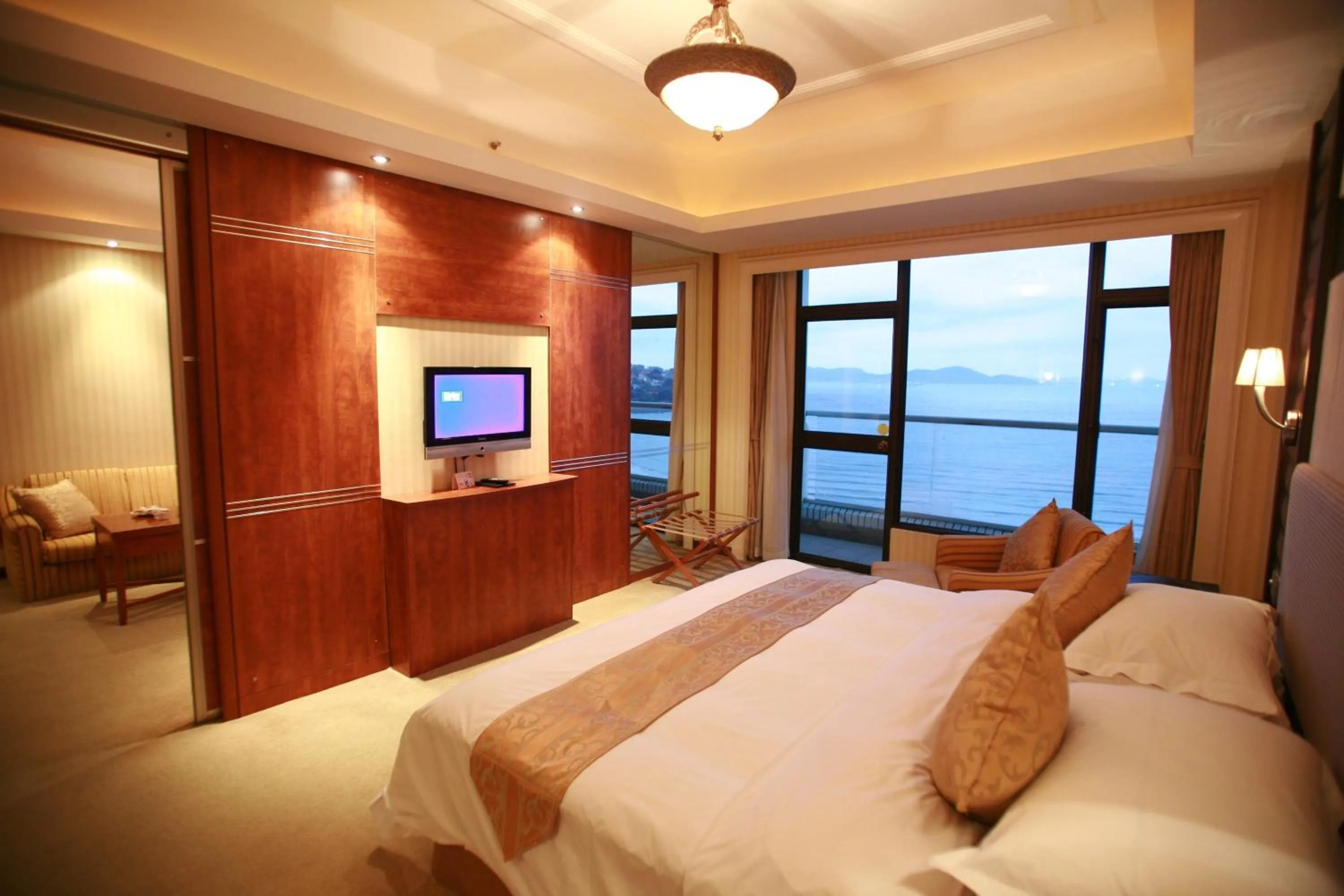 Bedroom, Bed in Huiquan Dynasty Hotel Qingdao