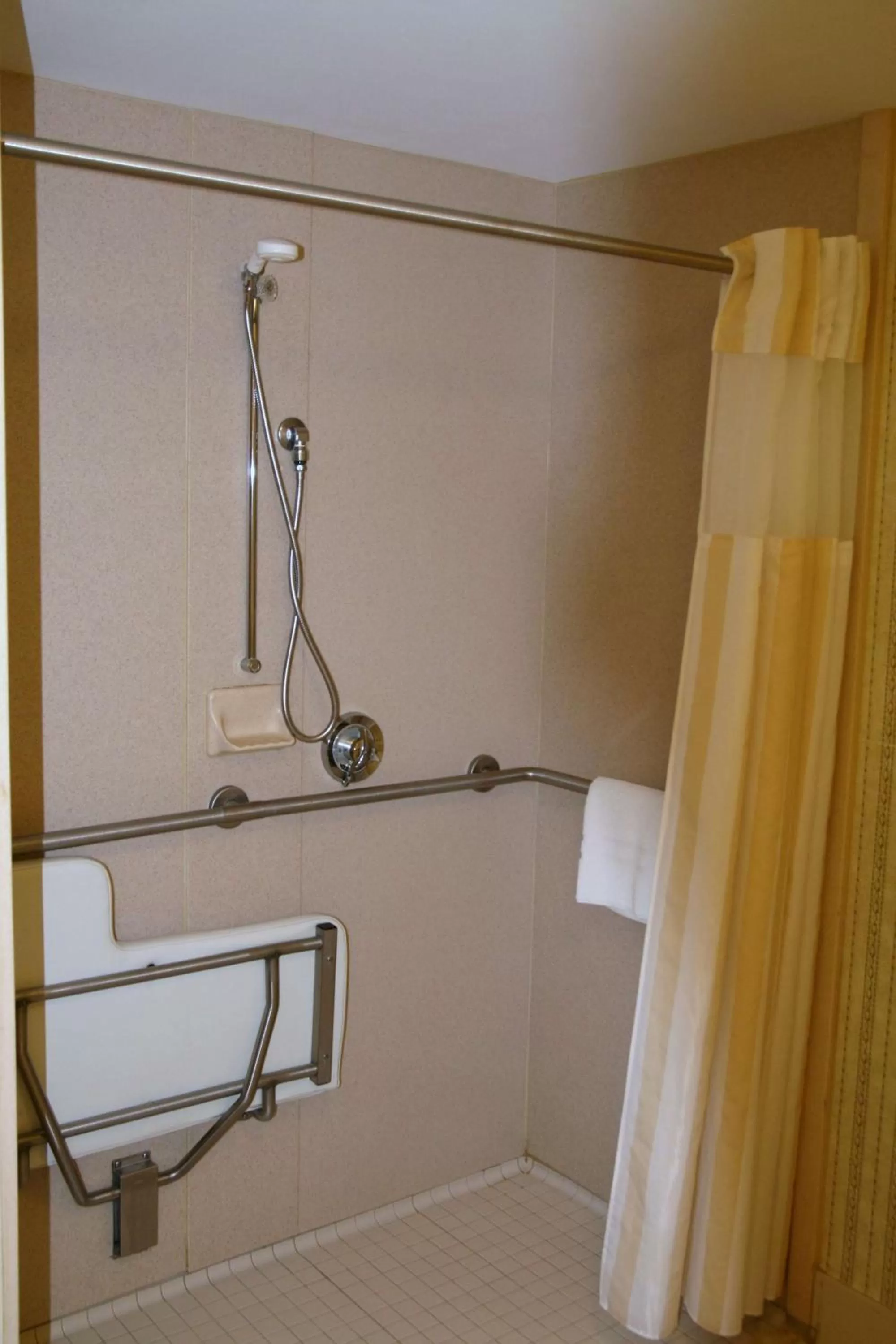 Bathroom in Hilton Garden Inn Secaucus/Meadowlands