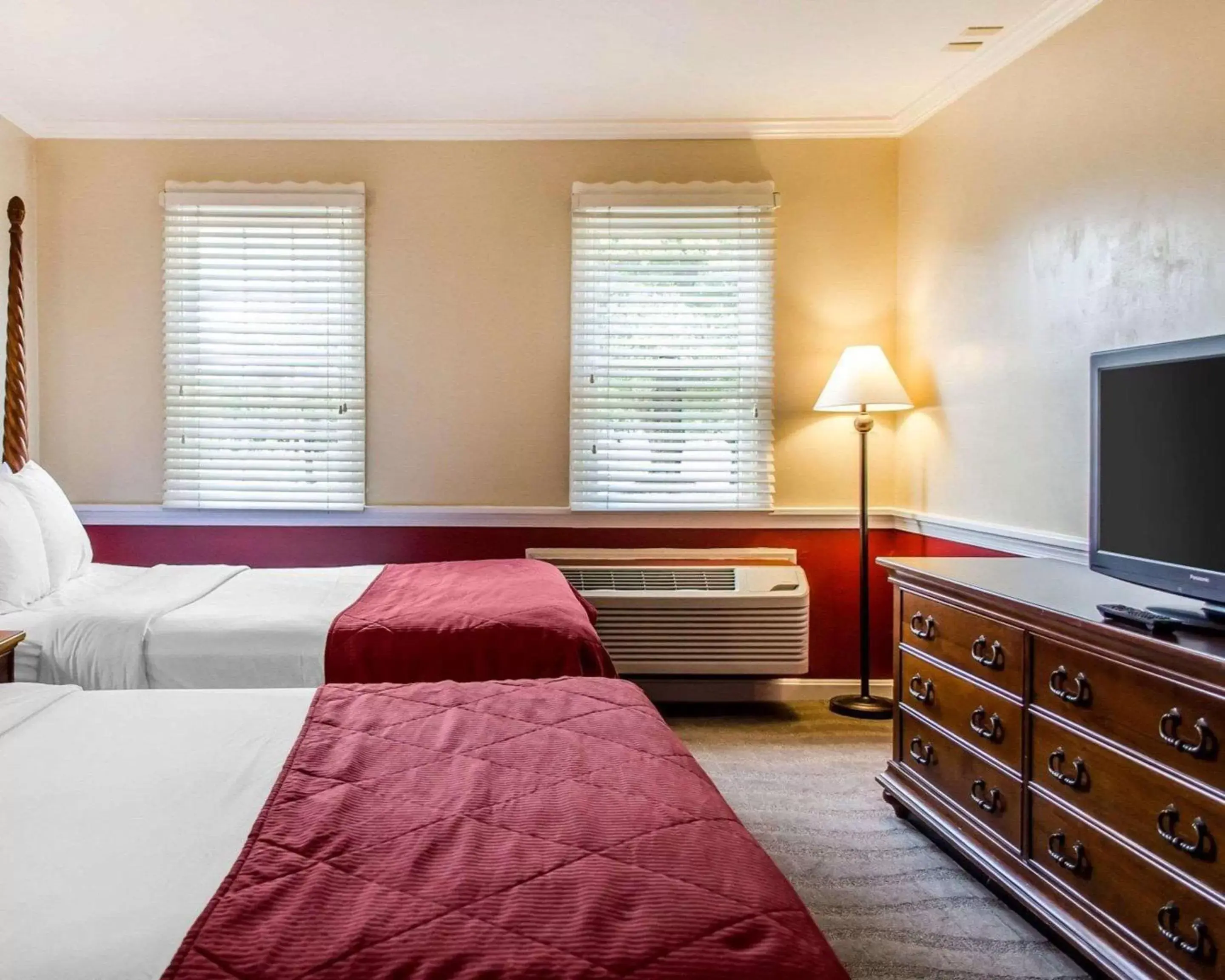 Photo of the whole room, Bed in Clarion Inn Strasburg - Lancaster