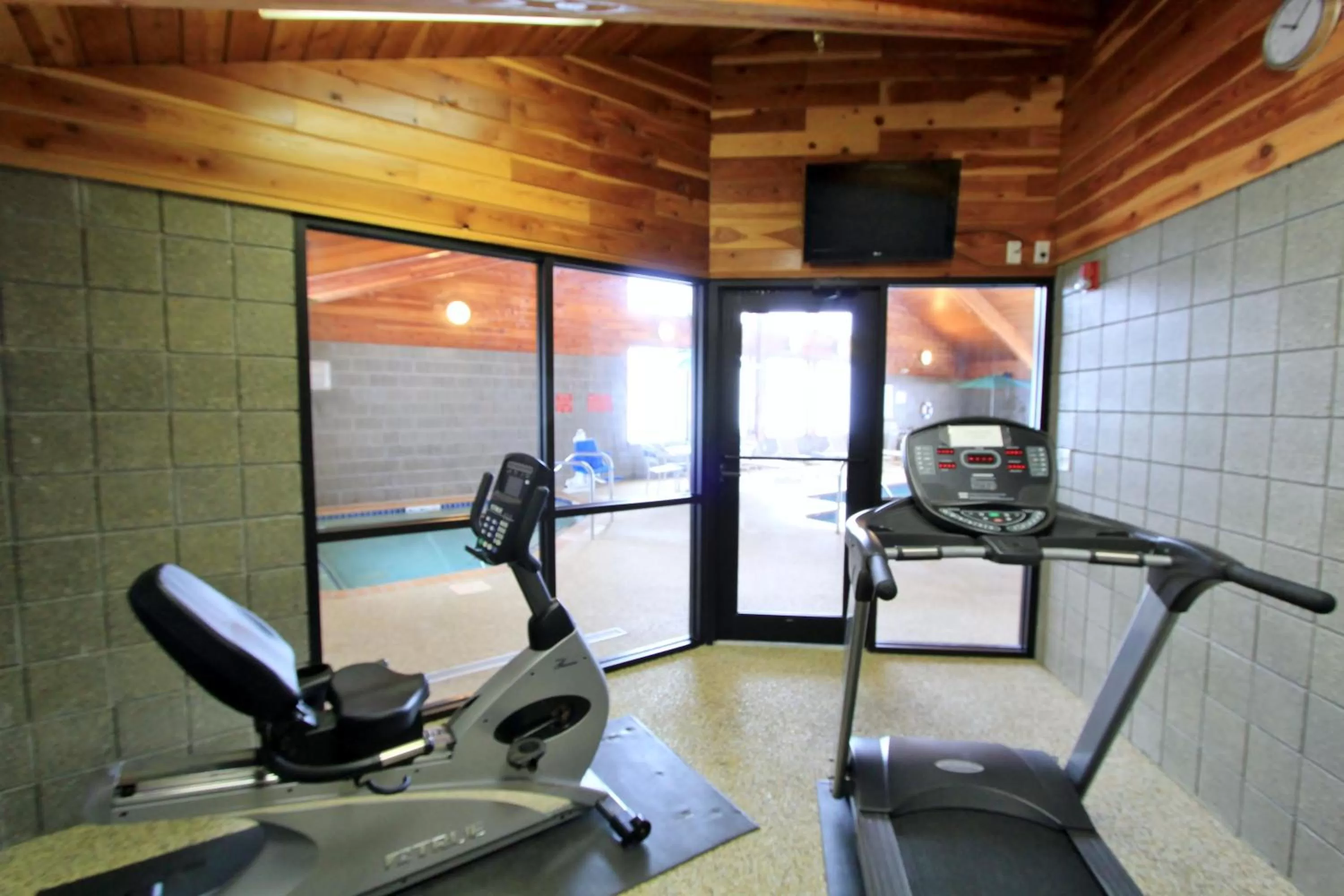 Fitness centre/facilities in AmericInn by Wyndham Cedar Rapids Airport