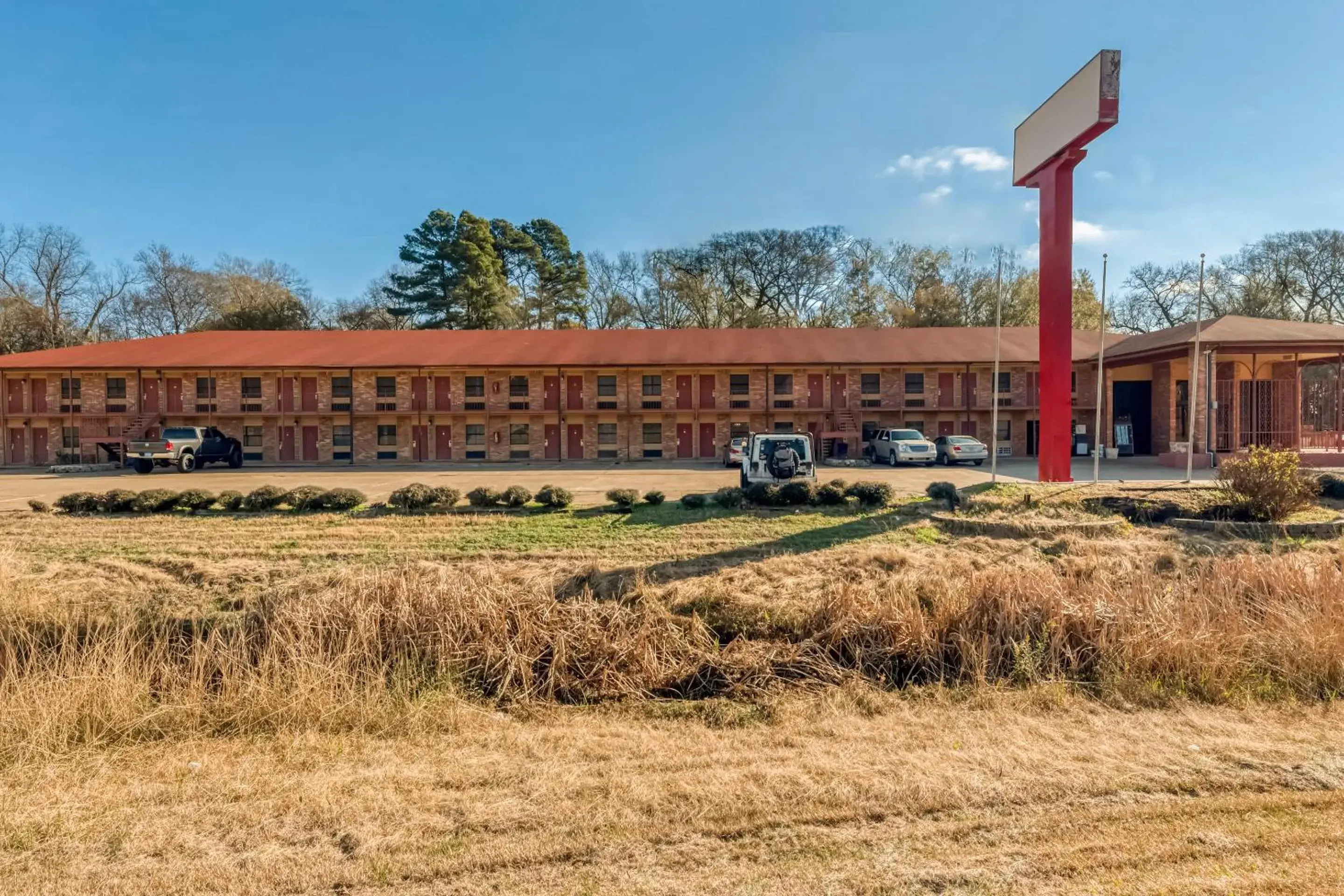 Parking, Property Building in OYO Hotel Jefferson TX Hwy 59