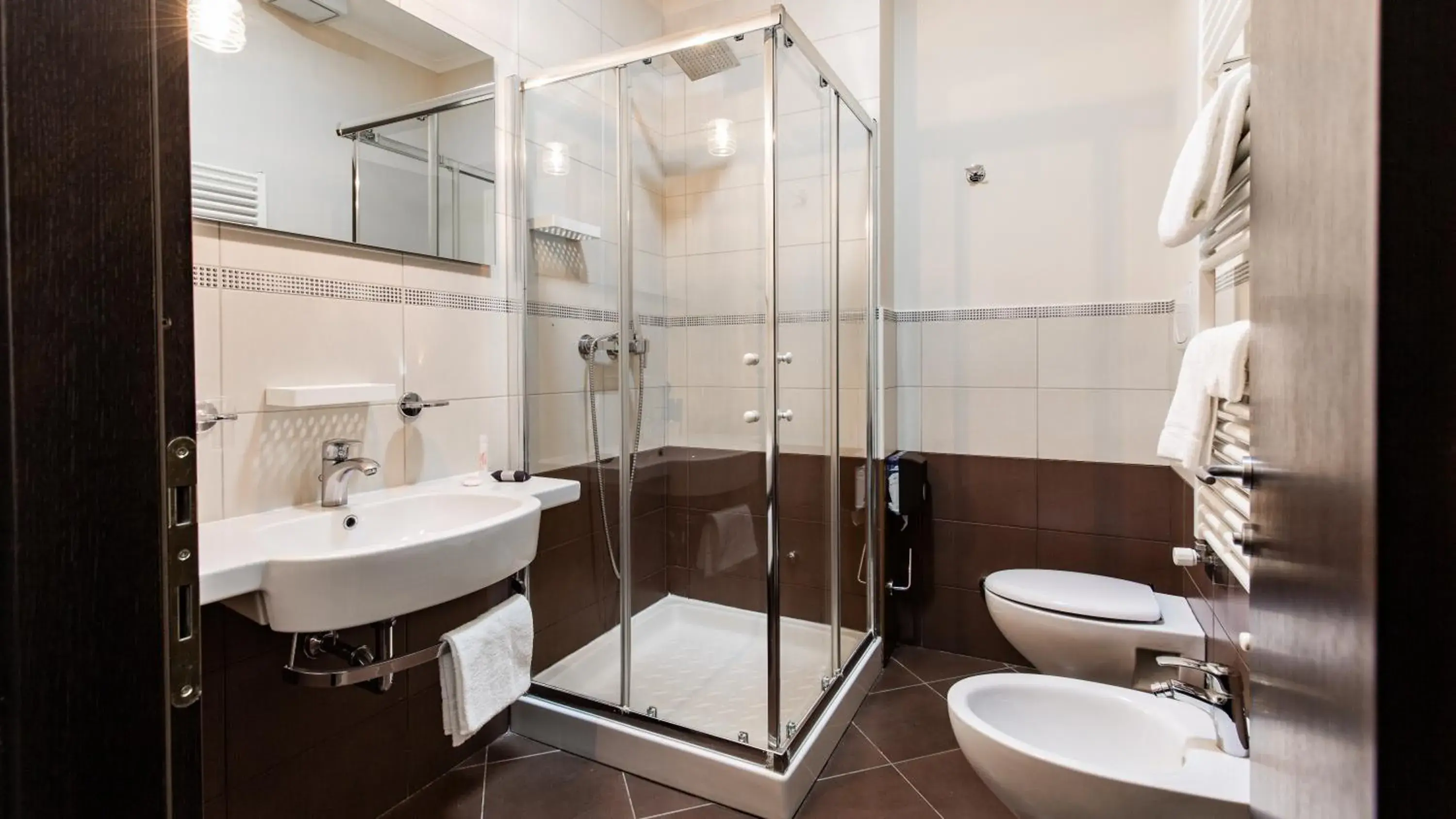 Shower, Bathroom in Hotel Palazzo Giancola