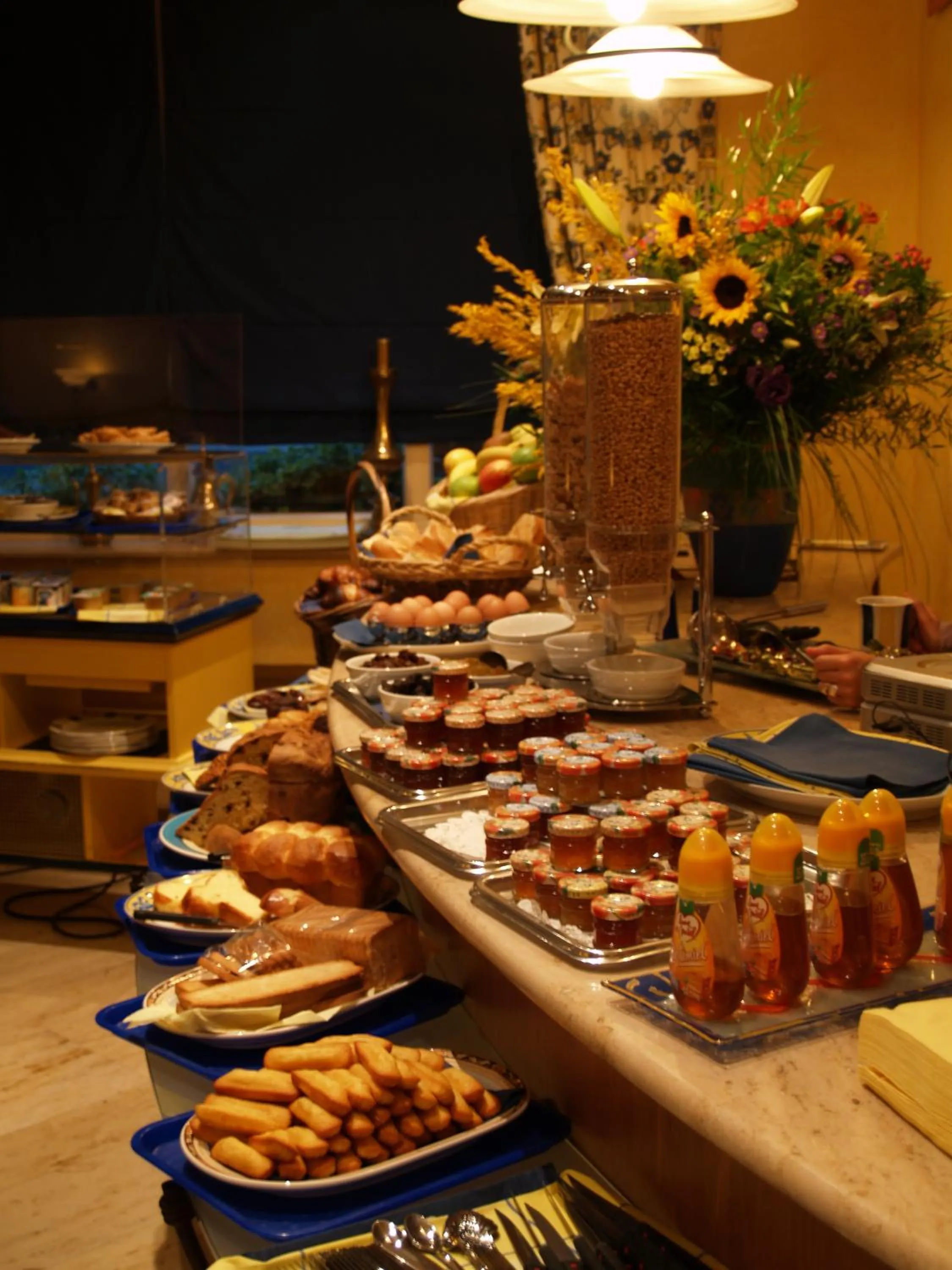 Restaurant/places to eat in Les Reflets Jaunes