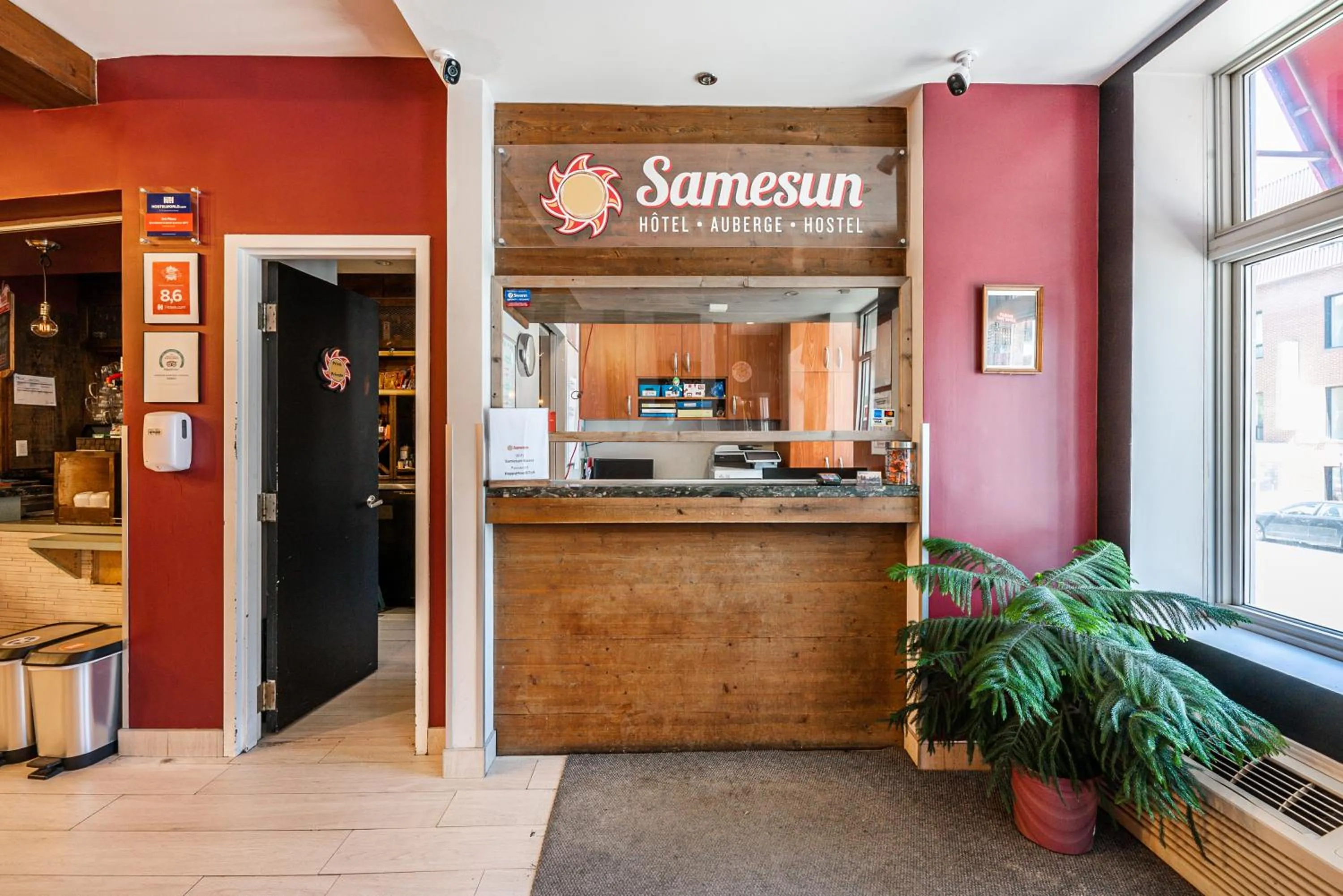 Lobby or reception in Samesun Montreal Hotel & Hostel