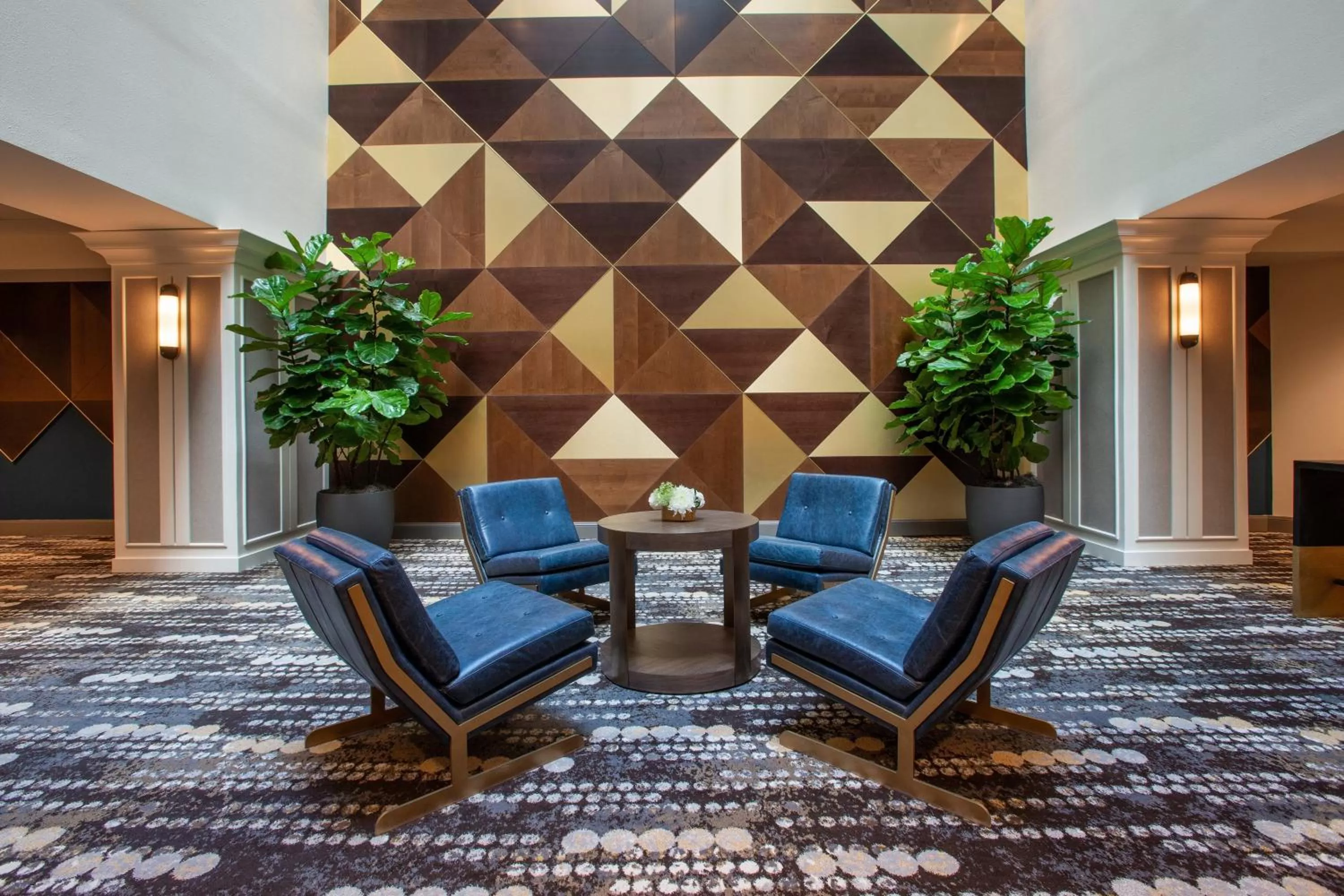 Lounge or bar in Magnolia Hotel Denver, a Tribute Portfolio Hotel