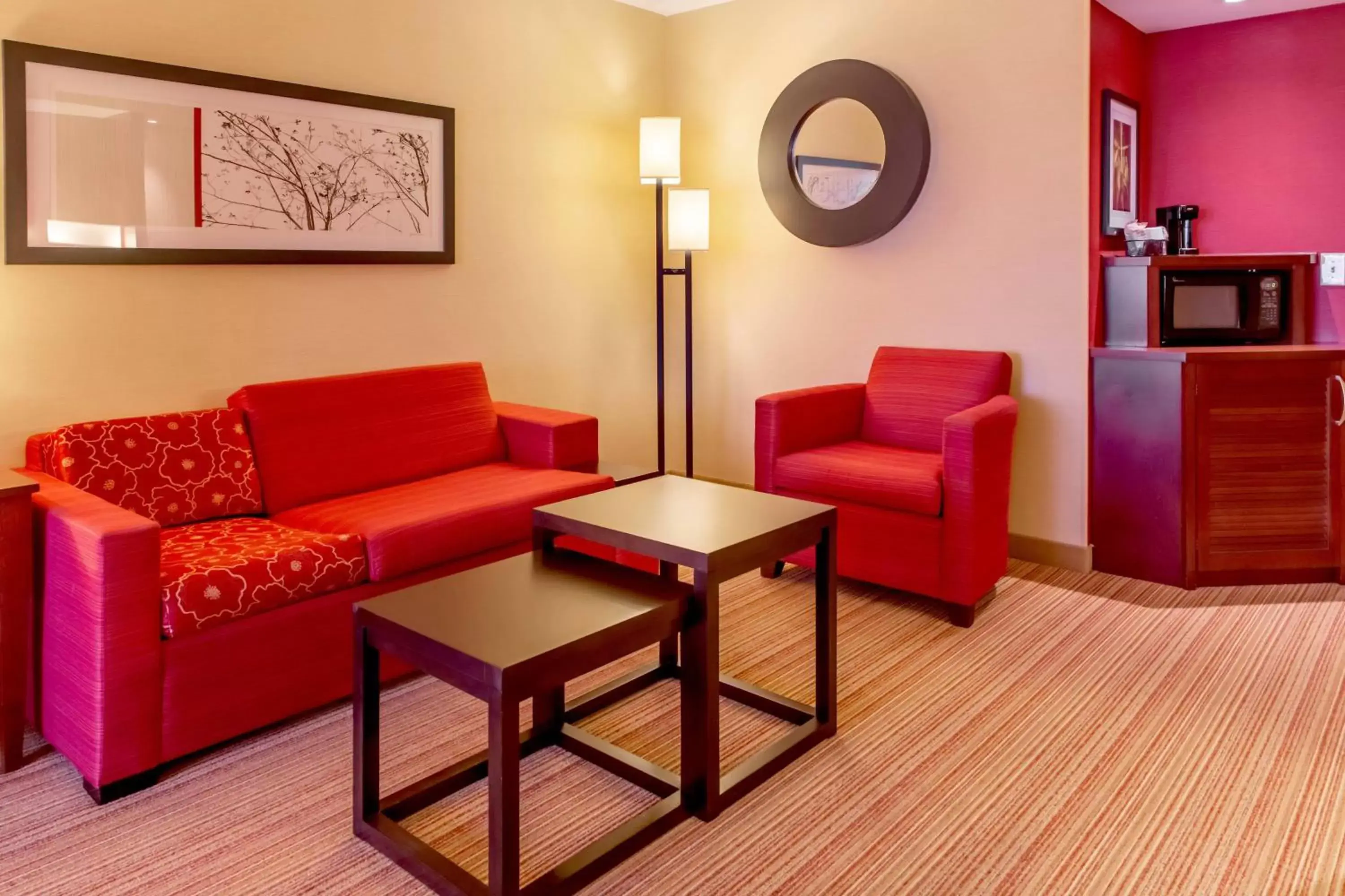 Photo of the whole room, Seating Area in Courtyard by Marriott Lexington Keeneland/Airport