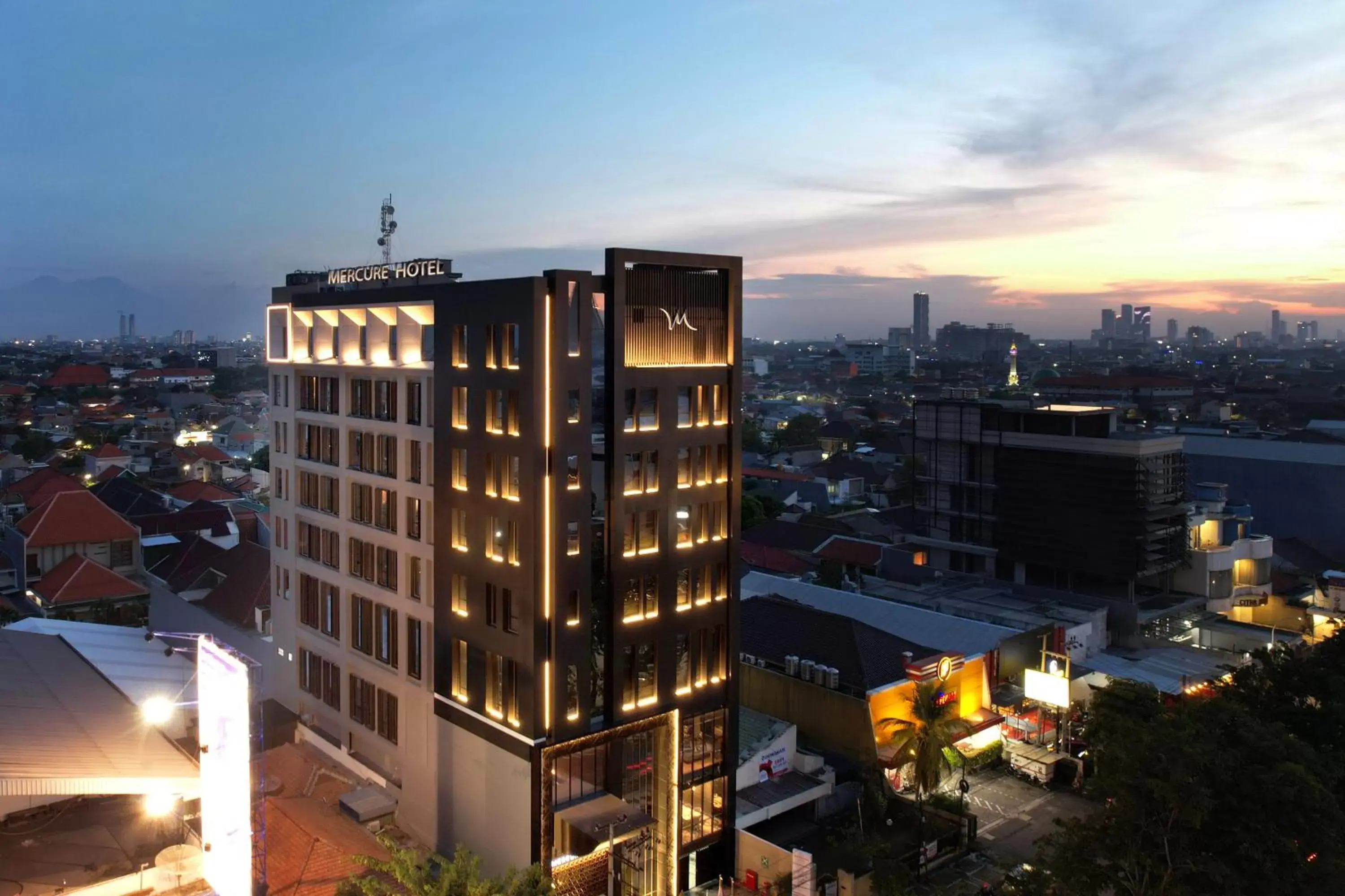 Facade/entrance in Mercure Surabaya Manyar Facade/entrance in Mercure Surabaya Manyar