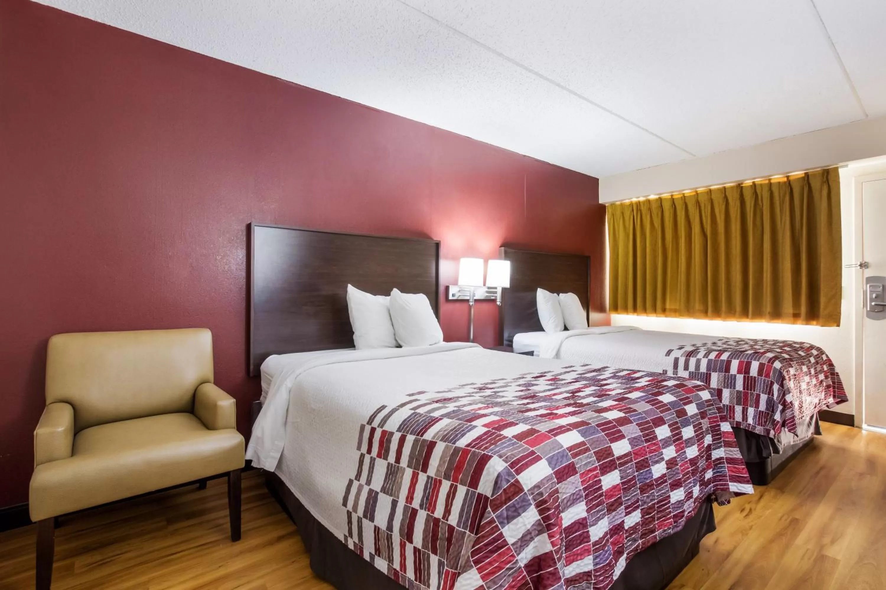 Photo of the whole room, Bed in Red Roof Inn Shelbyville