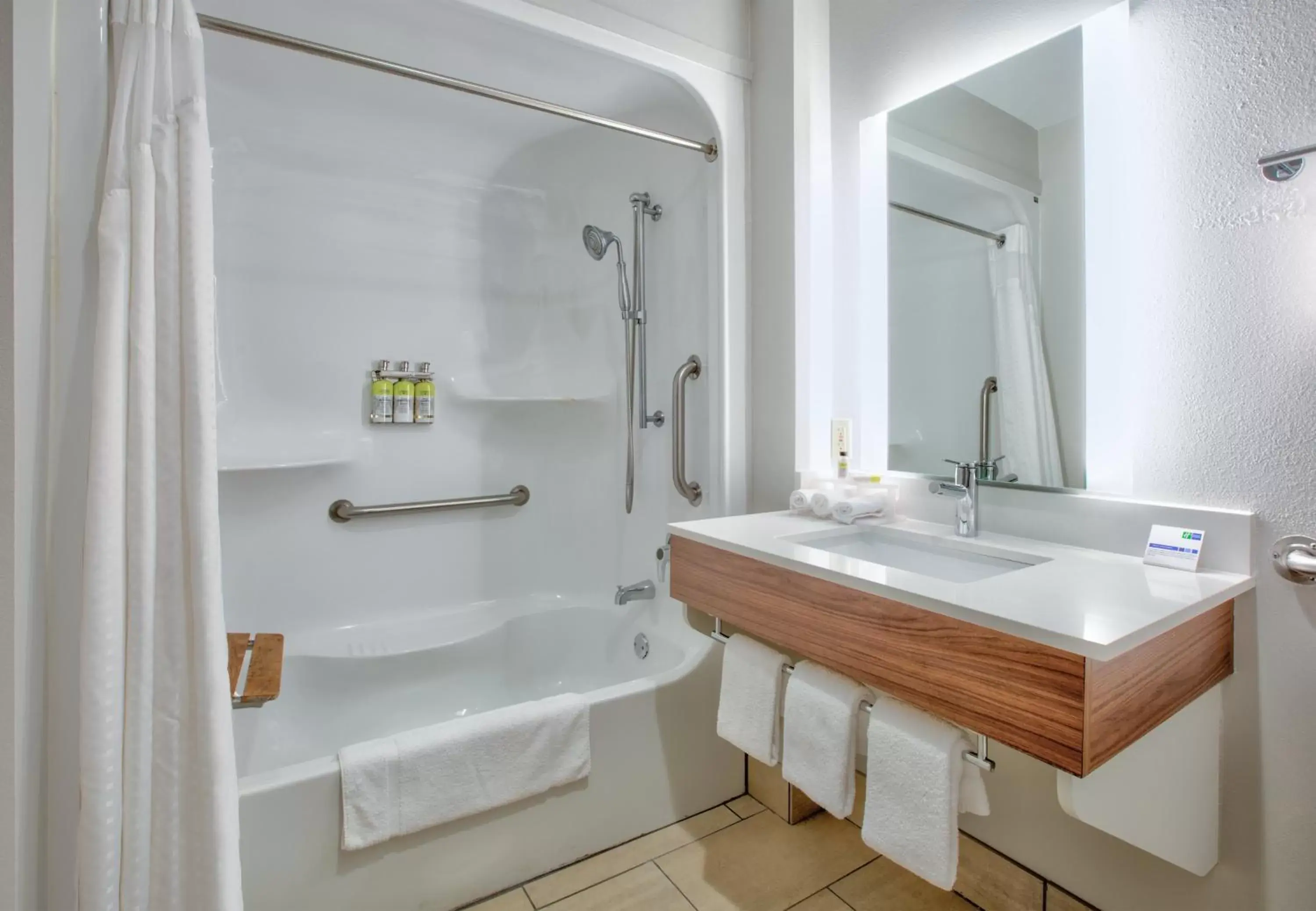 Queen Room with Wheelchair Access - Non-Smoking in Holiday Inn Express - Hope, an IHG Hotel Queen Room with Wheelchair Access - Non-Smoking in Holiday Inn Express - Hope, an IHG Hotel