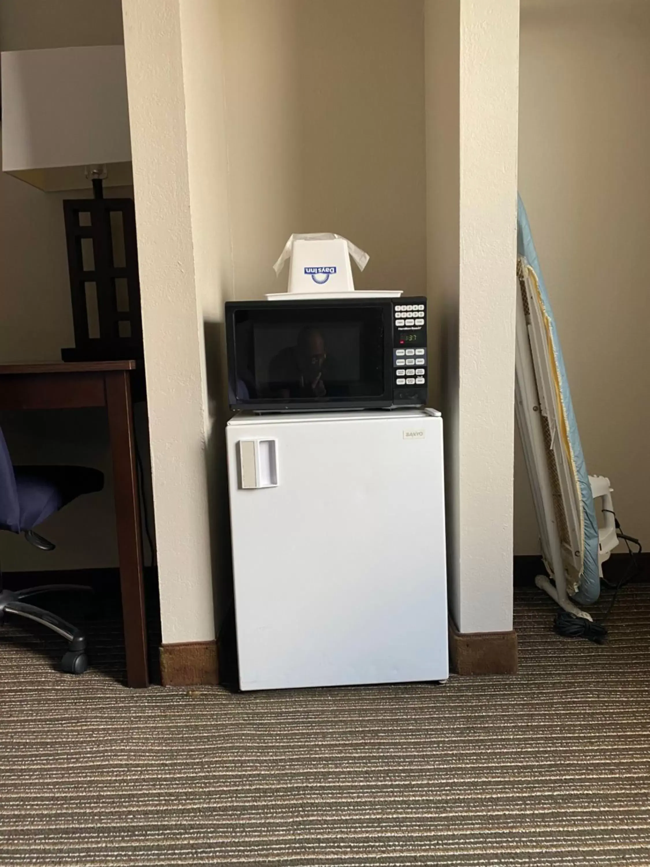 minibar, Kitchen/Kitchenette in Days Inn by Wyndham Perryville