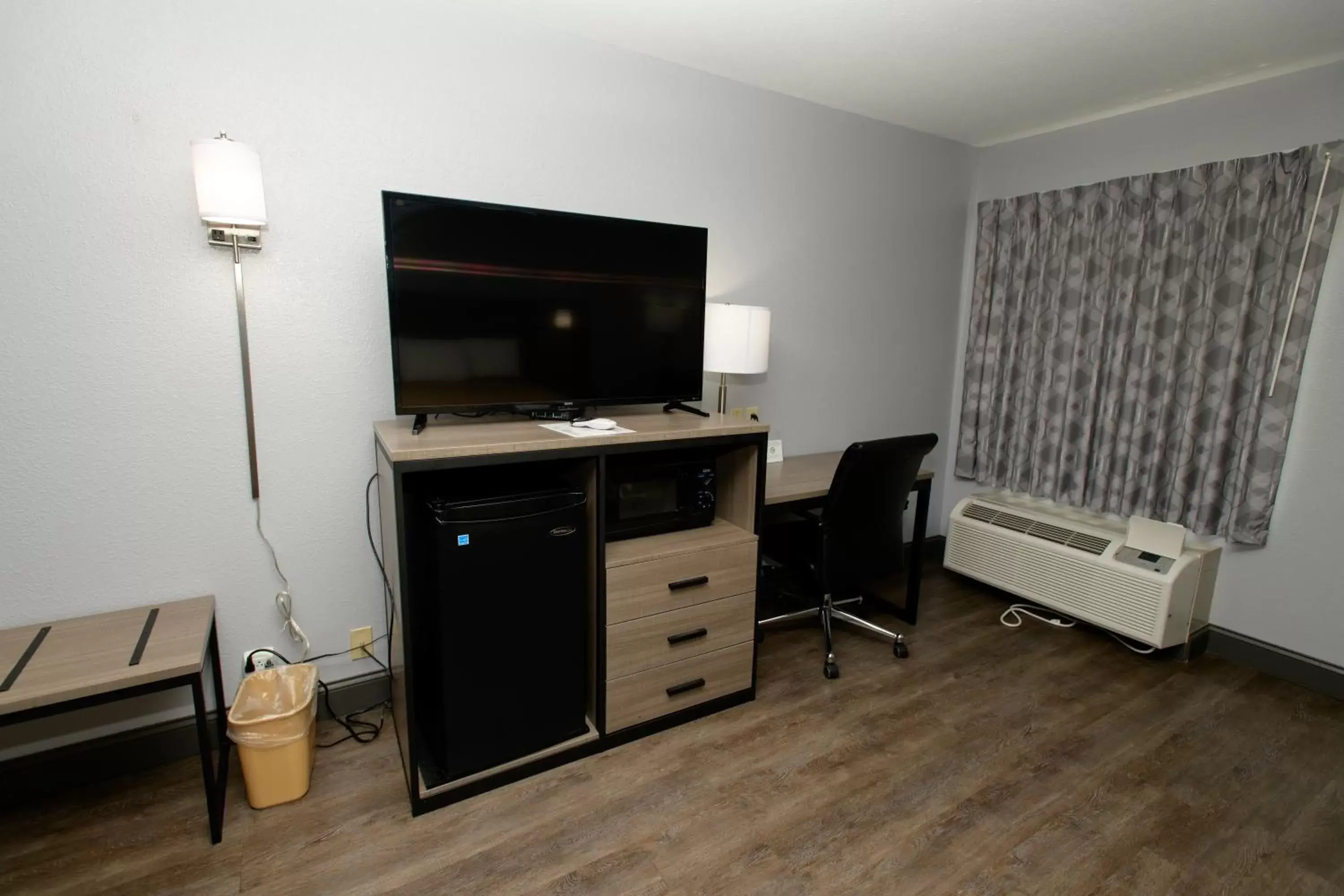 Bedroom, TV/Entertainment Center in HomeTown Inn-Ringgold