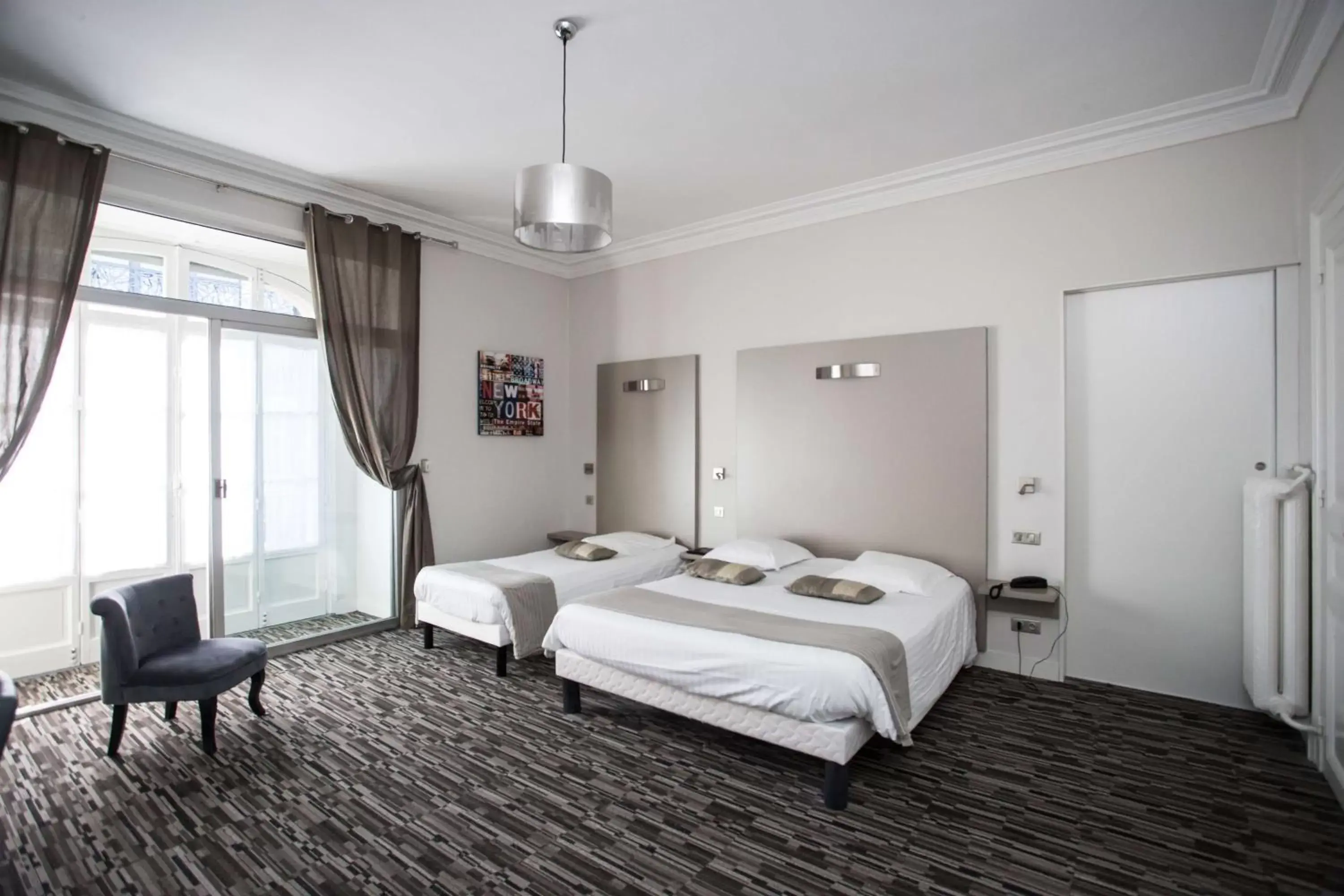 Superior Triple Room in Best Western Continental Pau Centre Superior Triple Room in Best Western Continental Pau Centre